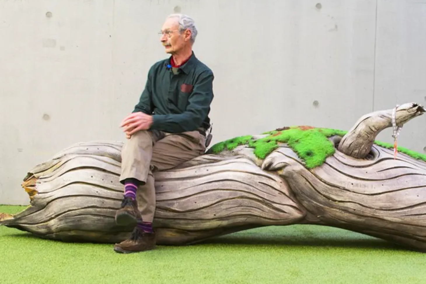 Piero Gilardi installé sur l'une de ses oeuvres. Piero Gilardi / Ecole des Beaux-Arts, Paris