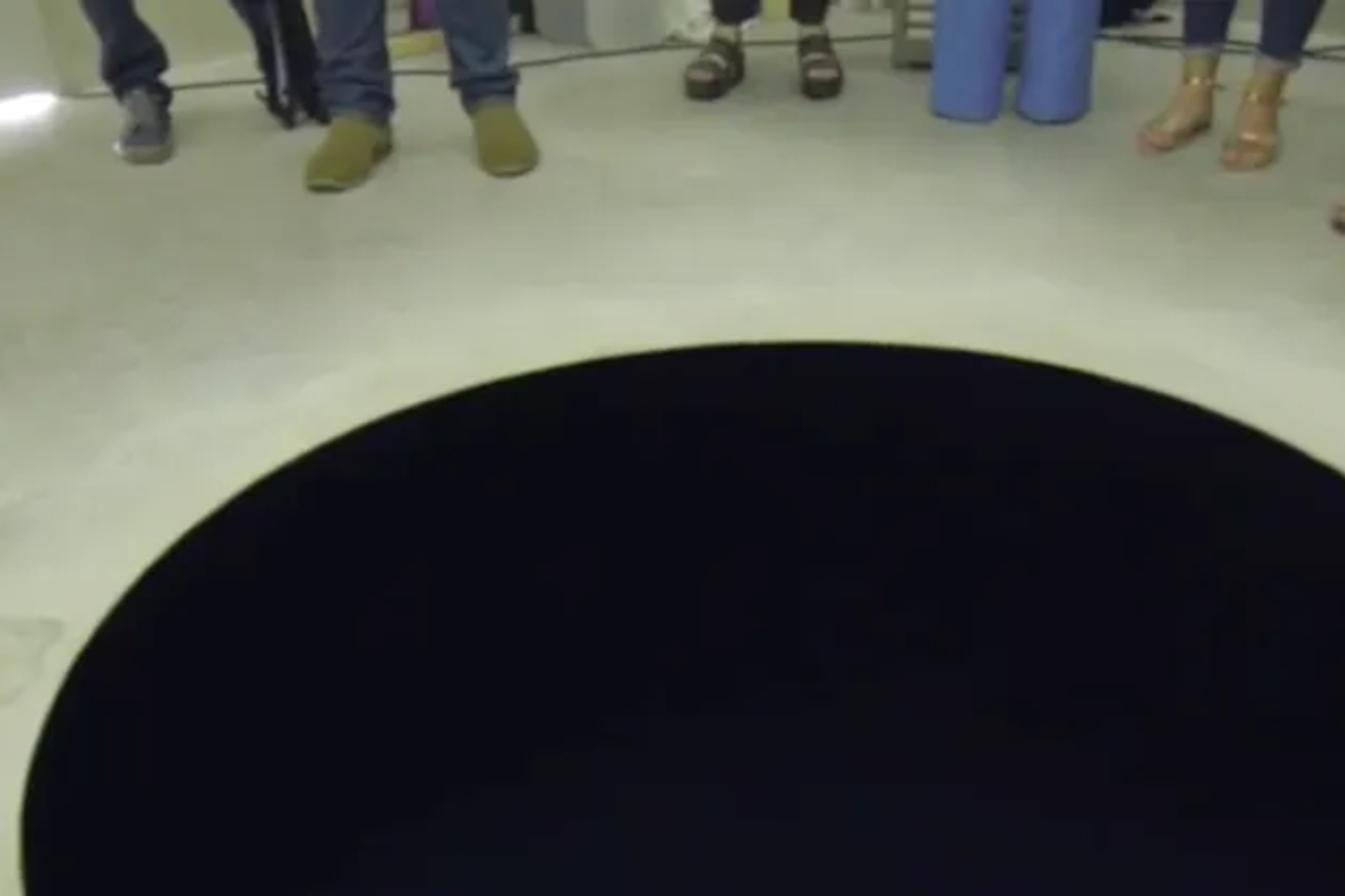 Anish Kapoor, « Descent into Limbo », 1992, exposé au Serralves museum de Porto en 2018. Capture d'écran Dailymotion