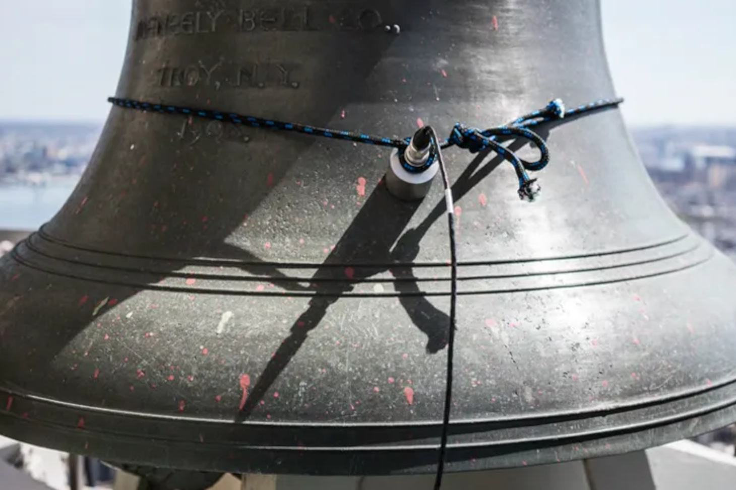Un capteur posé sur une des cloches de Notre-Dame, dans le cadre de l'installation de Centre Pompidou. Bill Fontana, Author provided