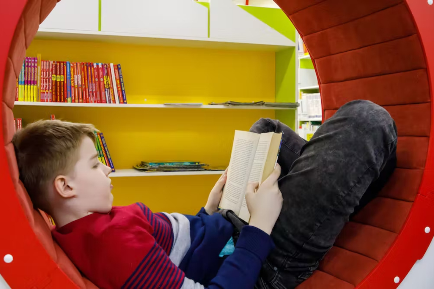 Un enfant lit dans une librairie en Russie. laksena/shutterstock.com