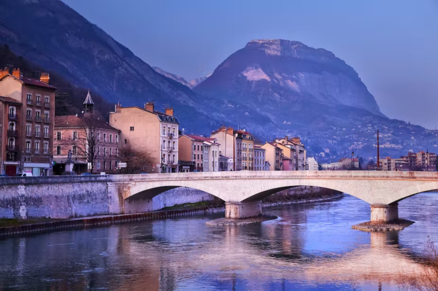 La plaine de Grenoble est associée et traversée par deux rivières majeures, l’Isère et le Drac. Shutterstock