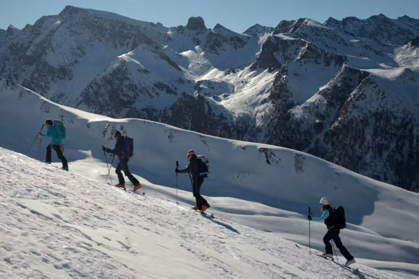 Des randonneurs à ski à Molines-en-Queyras, début mars 2022. Fifi montagne