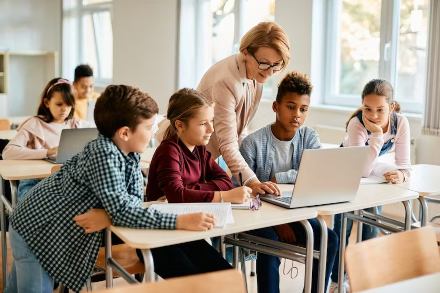 Certains enseignants adoptent une organisation flexible, avec des activités en petits groupes. Shutterstock