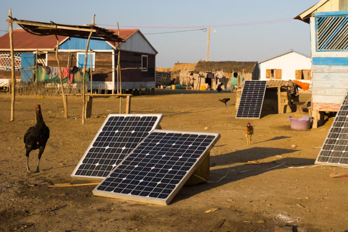 Des panneaux solaires dans un village malgache. shutterstock/KRISS75
