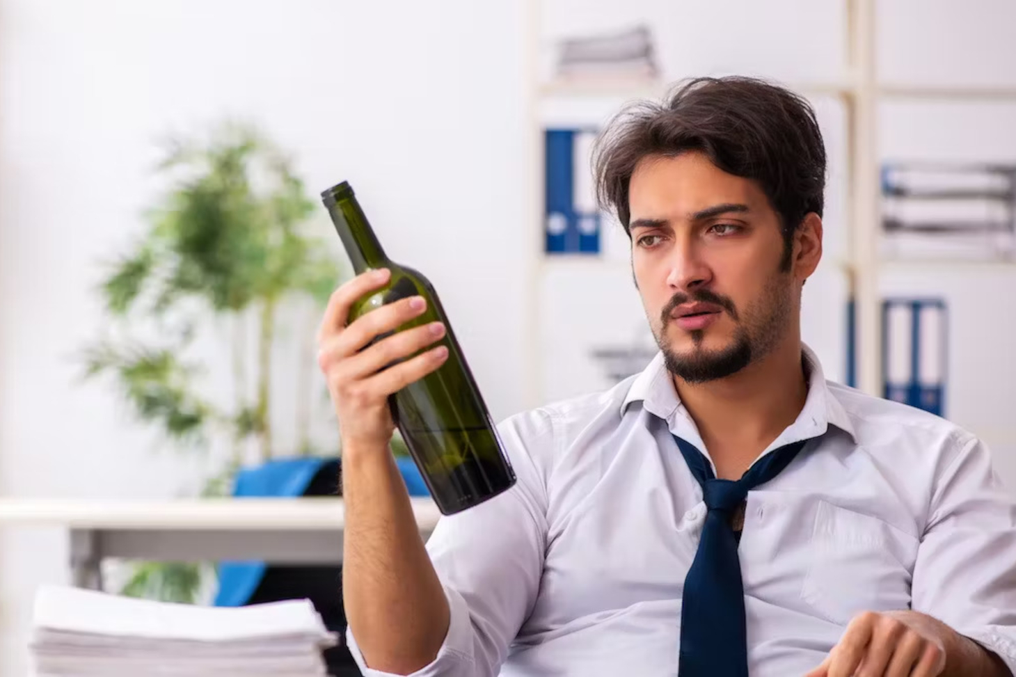 De nombreuses personnes ont une dépendance à l’alcool sans en avoir conscience et rejettent même cette idée. Elnur/Shutterstock