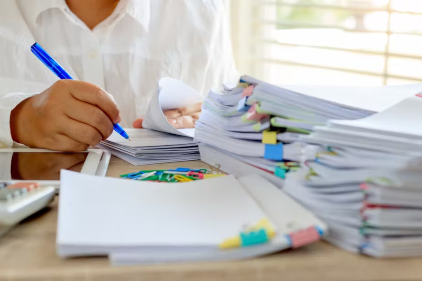 Le plus souvent, les enseignants annotent les copies à grand renfort de soulignements, de biffures, de commentaires en marge ou en tête. Shutterstock