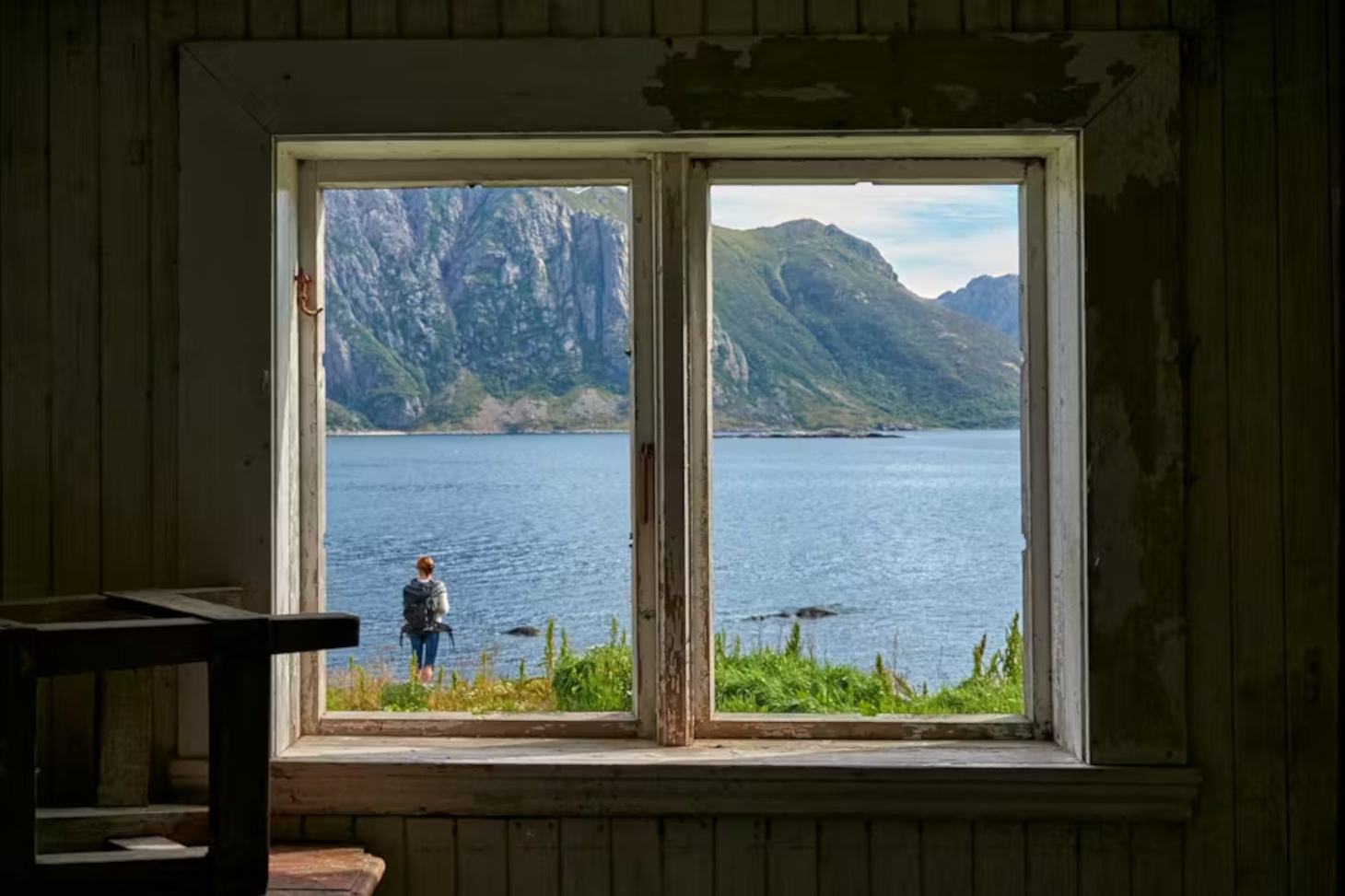 La vitre transparente laisse passer la lumière et nous permet de contempler le paysage, alors que le mur est opaque. Pourquoi ? Vidar Nordli-Mathisen/Unsplash, CC BY