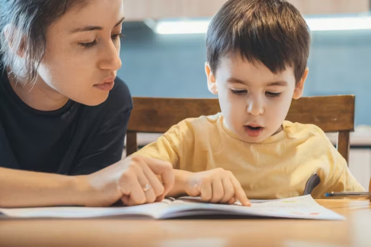 L'accompagnement des parents est crucial dans l'apprentissage de la lecture. Shutterstock