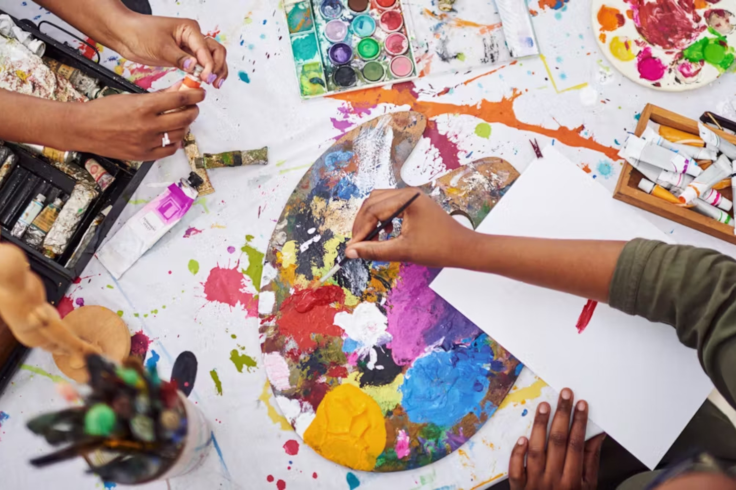Les bienfaits de l’art-thérapie pour les patients sont bien documentés. Mais cette pratique peut également avoir un impact positif sur les soignants (Photo d'illustration). PeopleImages.com - Yuri A/Shutterstock