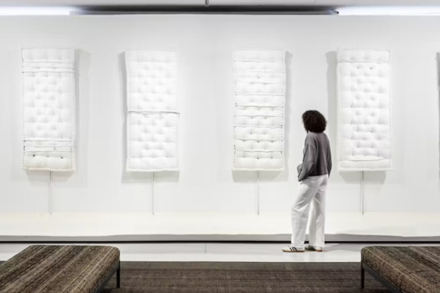 Pier Paolo Calzolari, Sans titre (Matelas), 1970. ADAGP, Paris 2024 Collection particulière, Lisbonne. Vue de l’exposition « Arte Povera », Bourse de Commerce - Pinault Collection, Paris, 2024 © Photo : Florent Michel / 11h45 / Pinault Collection 