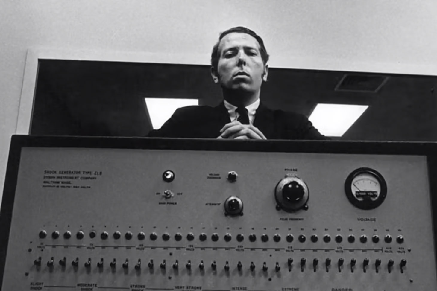 Stanley Milgram et son « générateur de décharges électriques ». The Chronicle of Higher Education