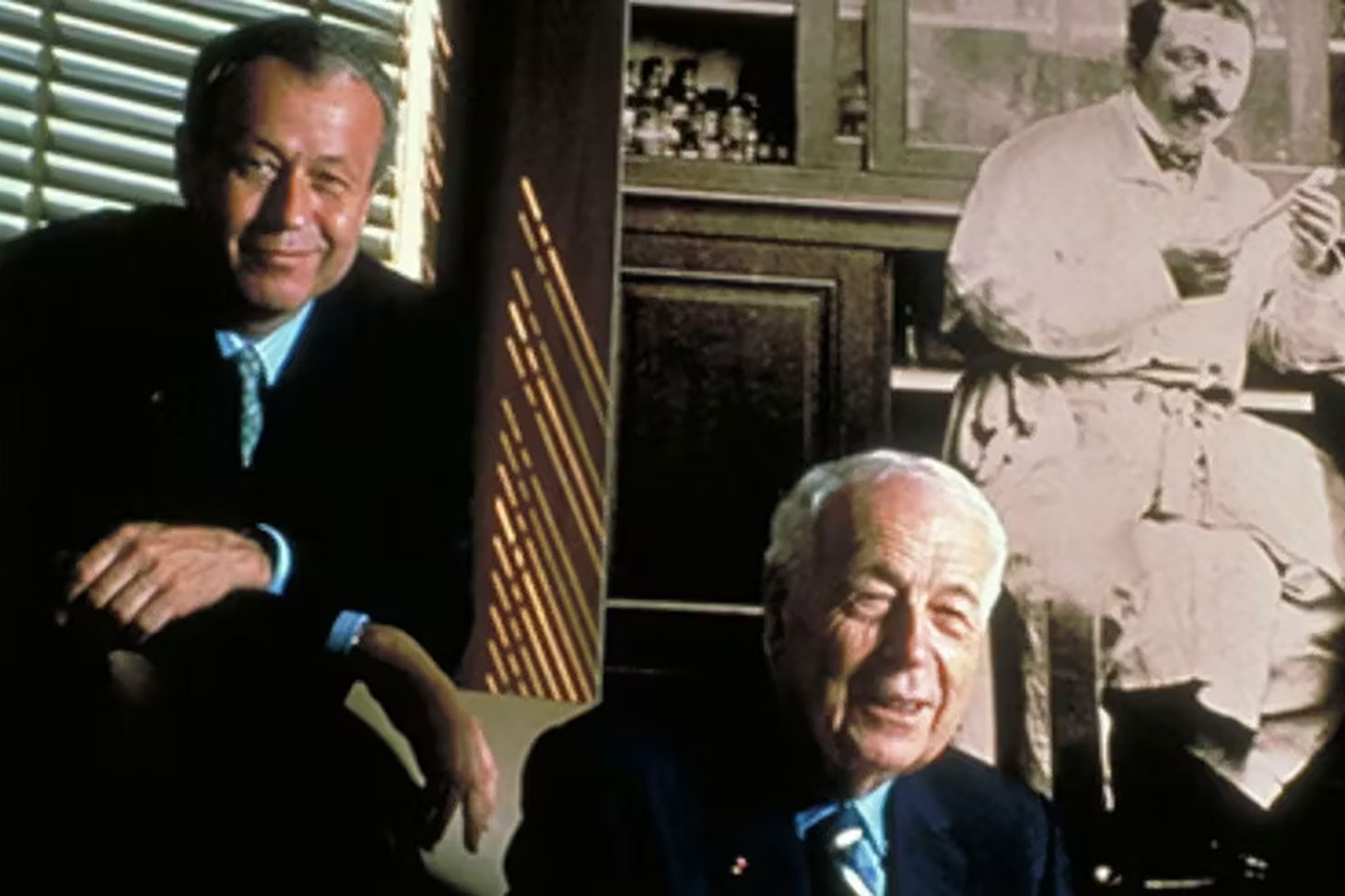 Le montant de la fortune de la famille lyonnaise la plus connue est estimé à plus de neuf milliards d’euros. Ici, Alain et Charles Mérieux, devant l’image de Marcel, leur père et fondateur de la dynastie familiale. Institut Mérieux, FAL