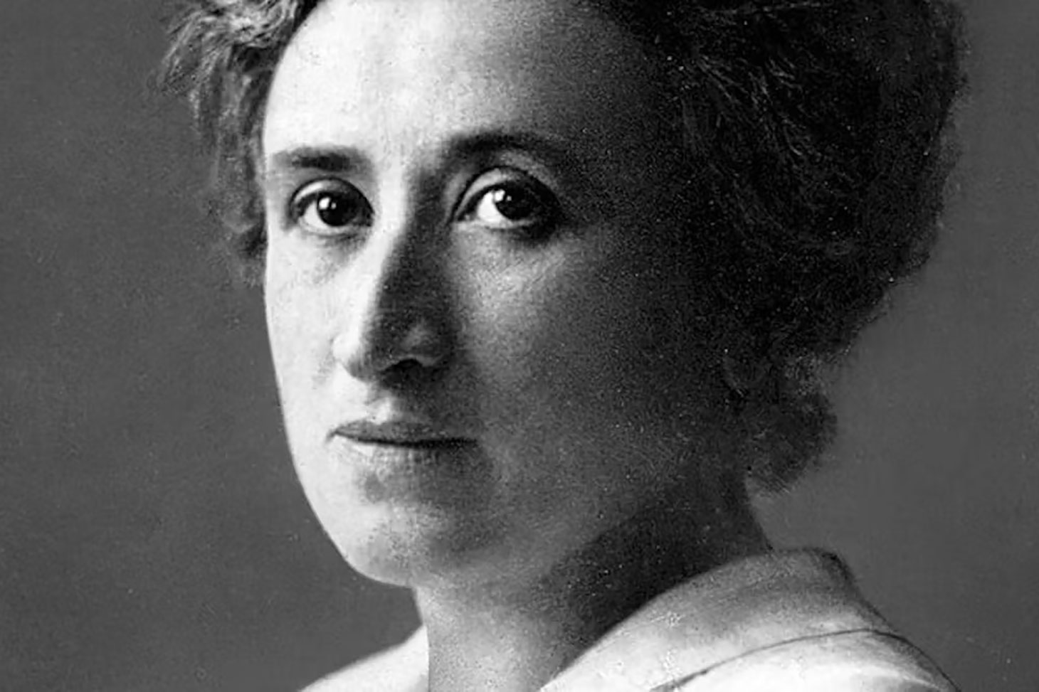 Rosa Luxemburg s’opposa à la Première Guerre mondiale, ce qui lui vaut d’être exclue du Parti social-démocrate d’Allemagne (SPD). Elle cofonda ensuite la Ligue spartakiste, puis le Parti communiste d’Allemagne. Wikimediacommons