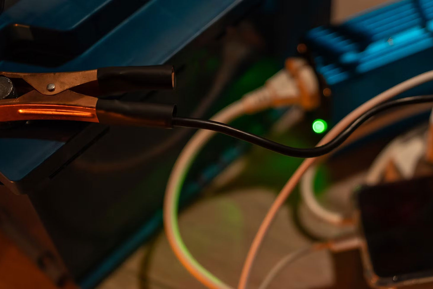 L’électronique de puissance est partout, des chargeurs de smartphones aux transformateurs utilisés pour les éoliennes. Vitalii Stock/Shutterstock