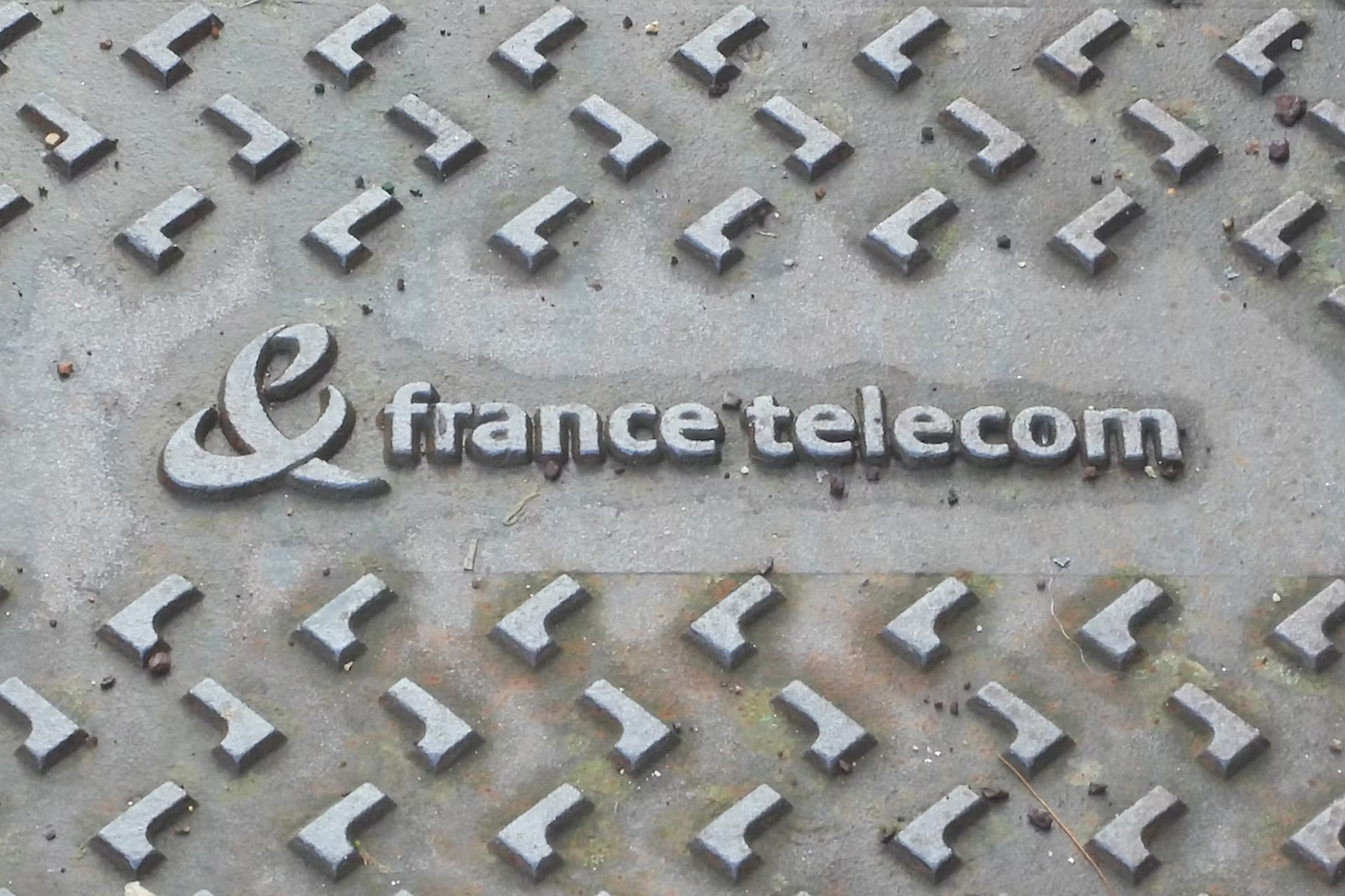 Suicides à France Télécom : les condamnations définitives de l’ancien PDG Didier Lombard (83 ans) et de son ex-numéro 2 Louis-Pierre Wenès (76 ans) par la Cour de cassation, en 2023, consacrent le harcèlement moral institutionnel dans le droit. Alphacit N