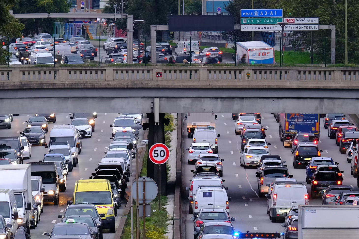 Le périphérique parisien, haut lieu d’émissions de particules fines. Yann Vernerie/Shutterstock