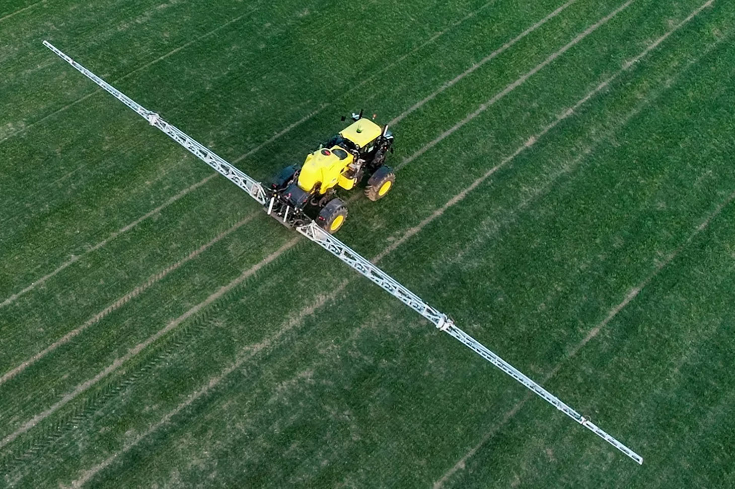Pulvérisation de fongicide sur une parcelle de blé dans le Loiret. Philippe Montigny/Shutterstock