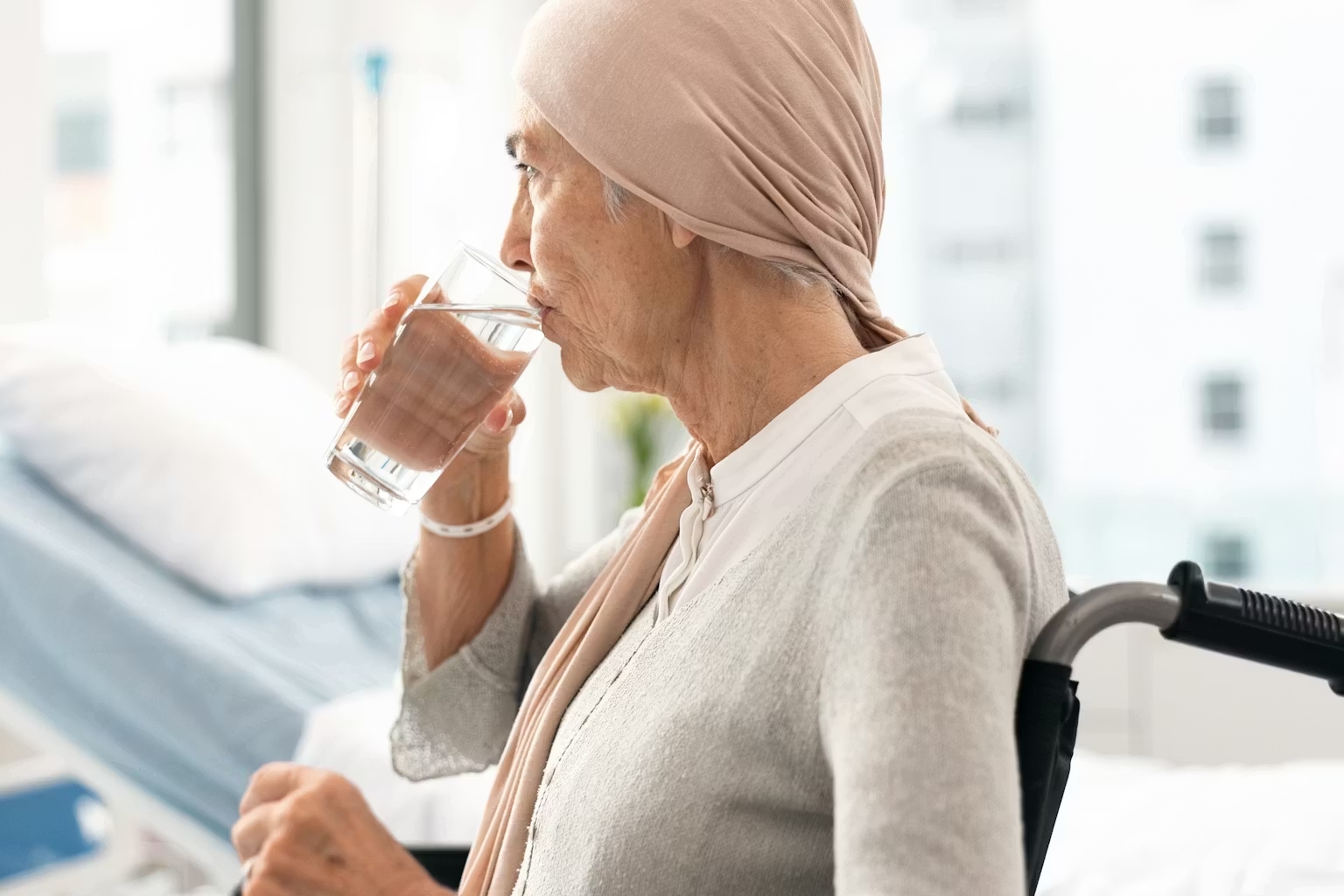 Même après la fin d'un traitement par chimiothérapie, de graves douleurs peuvent perdurer. PeopleImages/Shutterstock