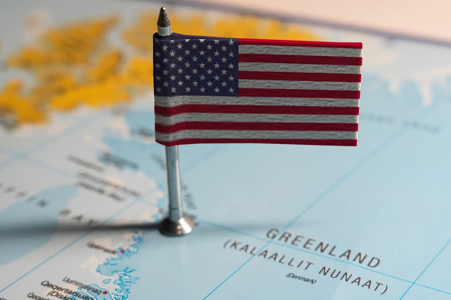 Selon Donald Trump, le Groenland, qui possède depuis 1979 le statut de communauté autonome constitutive du royaume du Danemark, doit absolument devenir une partie des États-Unis, au nom d’intérêts sécuritaires qui semblent cacher des intérêts économiques.