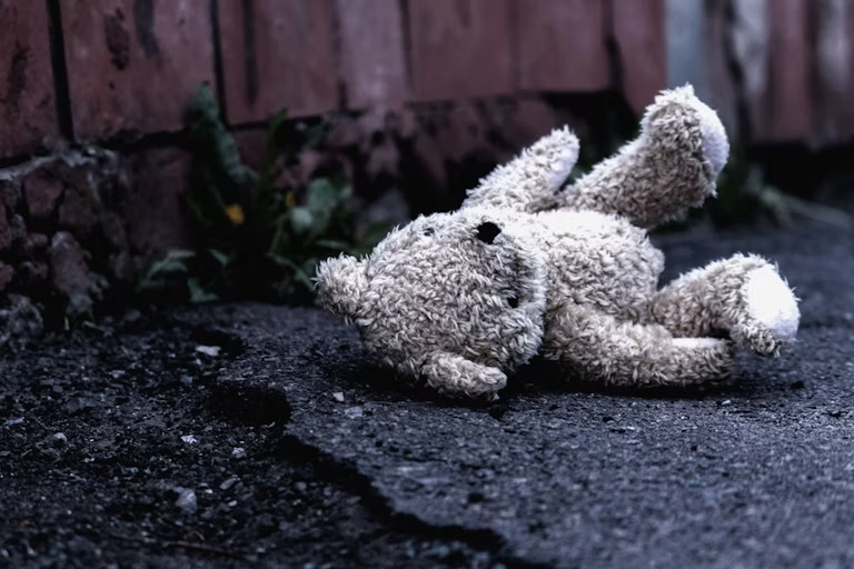 En France, ces dix dernières années, ce sont 123 enfants qui ont été tués par l’un de leurs parents avant qu’il ou elle se suicide ou essaye de se suicider, selon une revue de presse réalisée par une équipe de recherche. Shutterstock