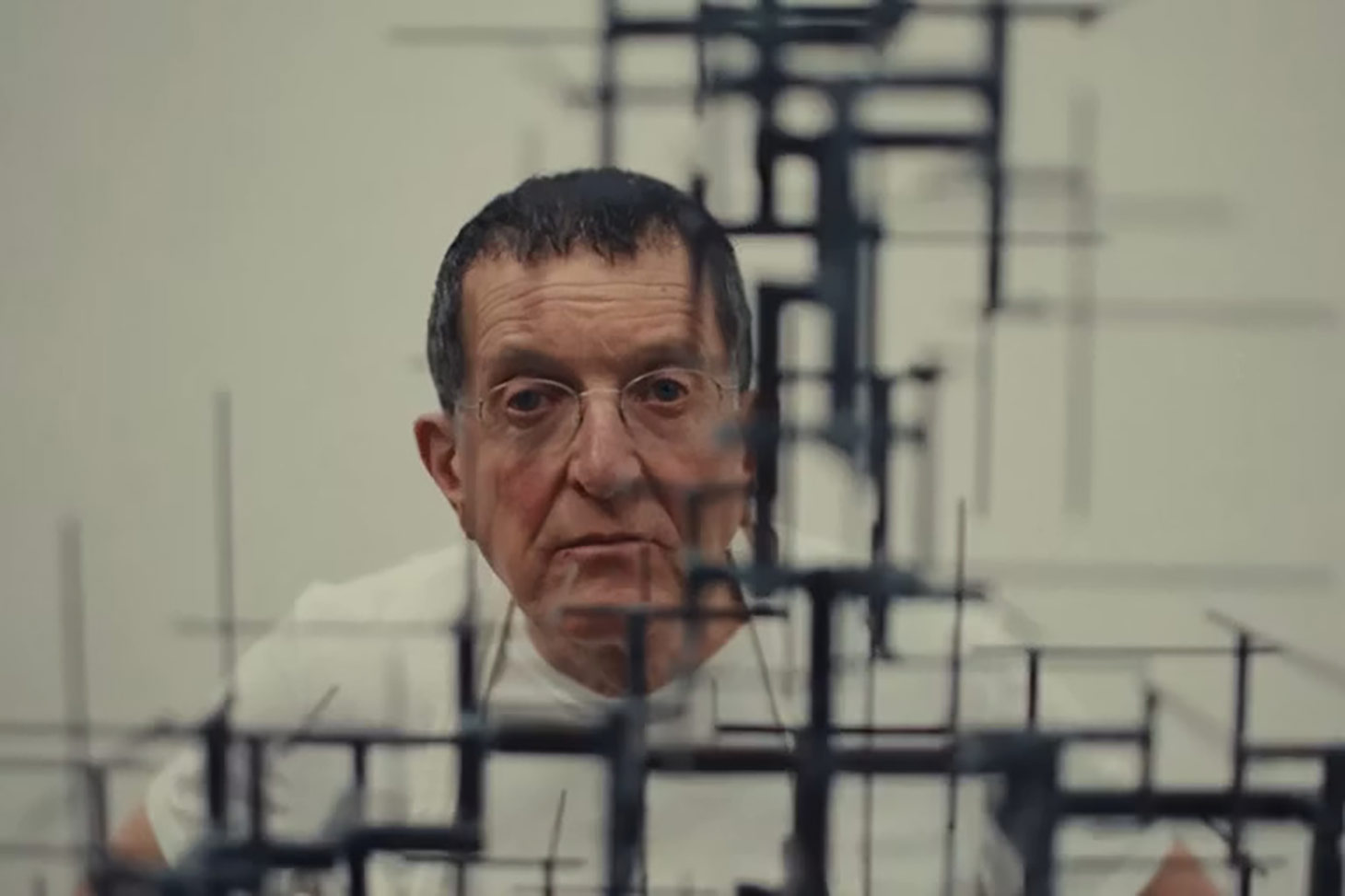 À travers ses sculptures, Antony Gormley questionne les limites du corps humain. Youtube/capture d’écran. 