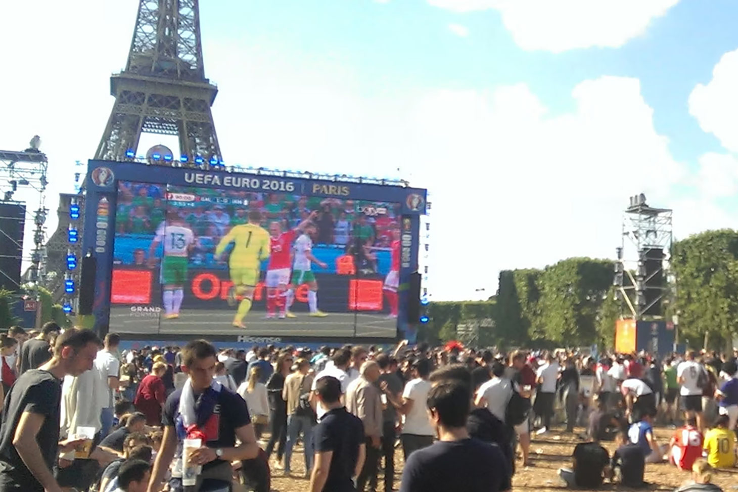 Une fan-zone ne ressemble pas forcément à ça ! Ici, la fan-zone au pied de la tour Eiffel, le 26 juin 2016, pendant le match opposant l’Allemagne à la Slovaquie lors de l’Euro 2016. Nasreddine Nas’h/Wikimédia , CC BY