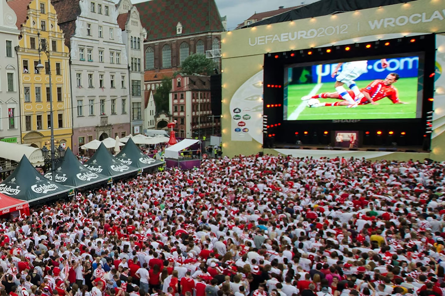 Zone réservée aux supporters, avant le match de l’Euro 2012 opposant la Pologne à la République tchèque, le 16 juin 2012 à Wroclaw, en Pologne. Shutterstock
