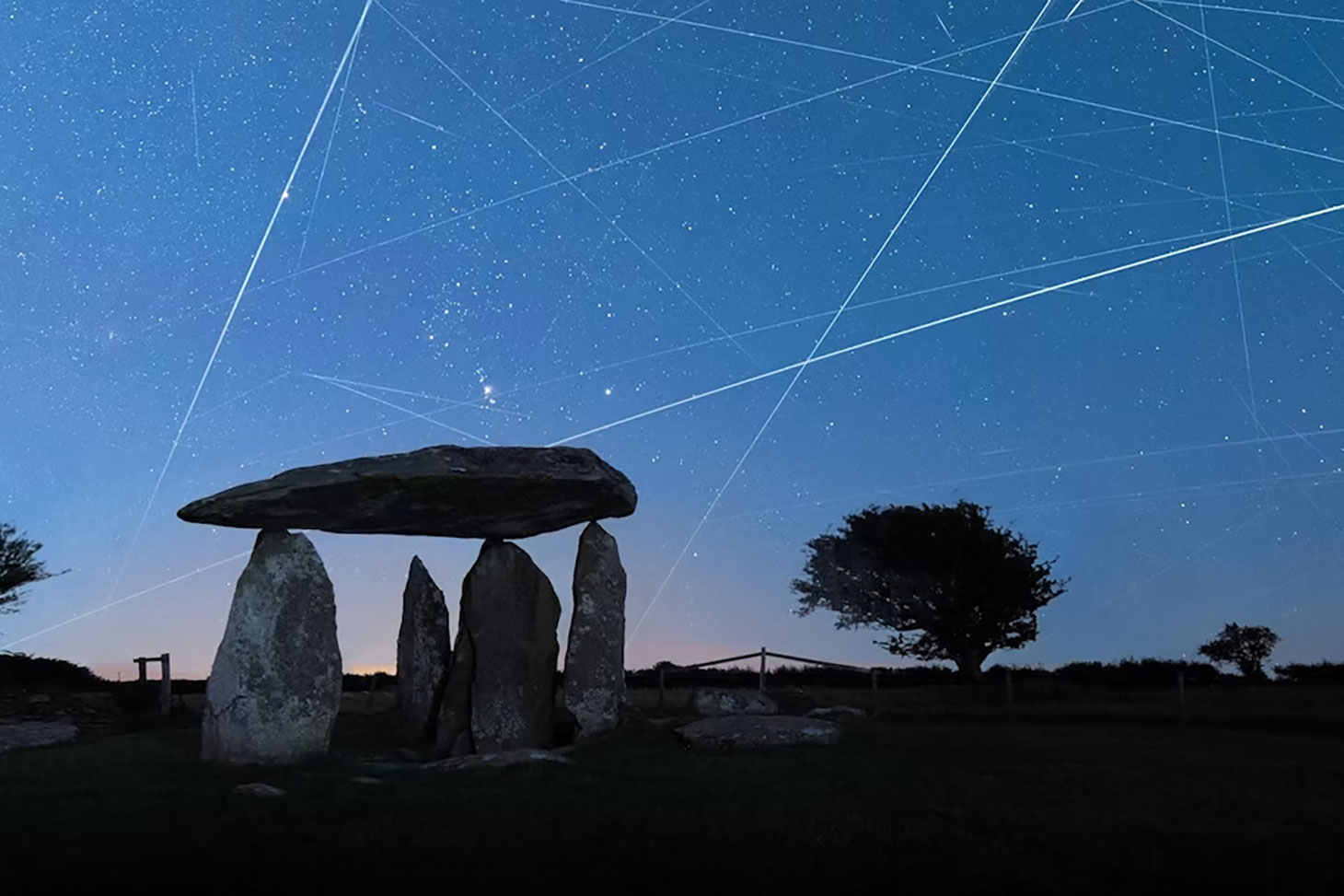 Cette photo permet de distinguer non seulement les constellations d’Orion et du Taureau, ainsi que la Voie lactée, mais aussi les traînées laissées par de nombreux satellites traversant le ciel. Parmi ceux-ci figurent la Station spatiale internationale, d