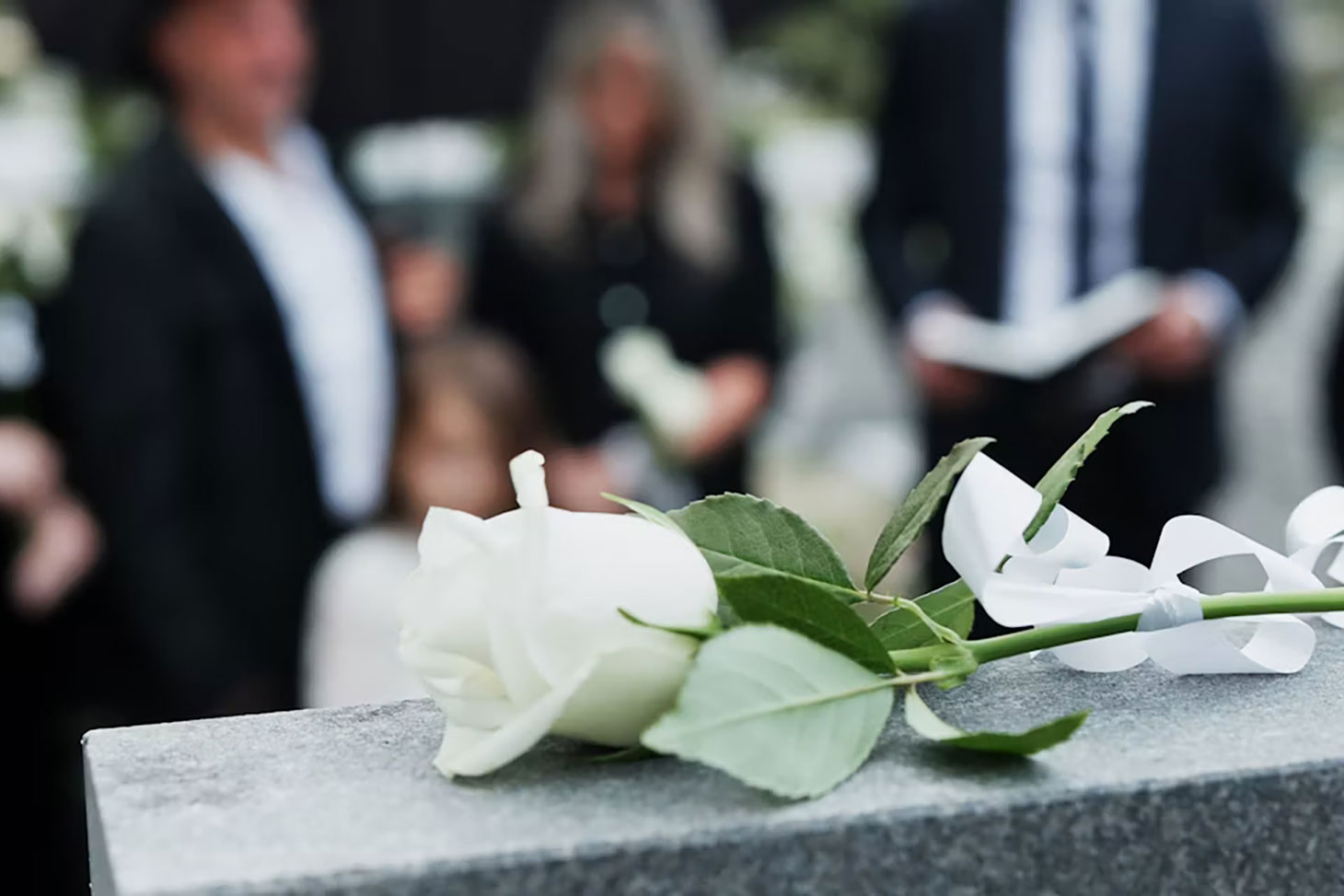 Les rites funéraires se sont transformés au cours des dernières décennies, mais leur rôle reste inchangé. PeopleImages / Shutterstock