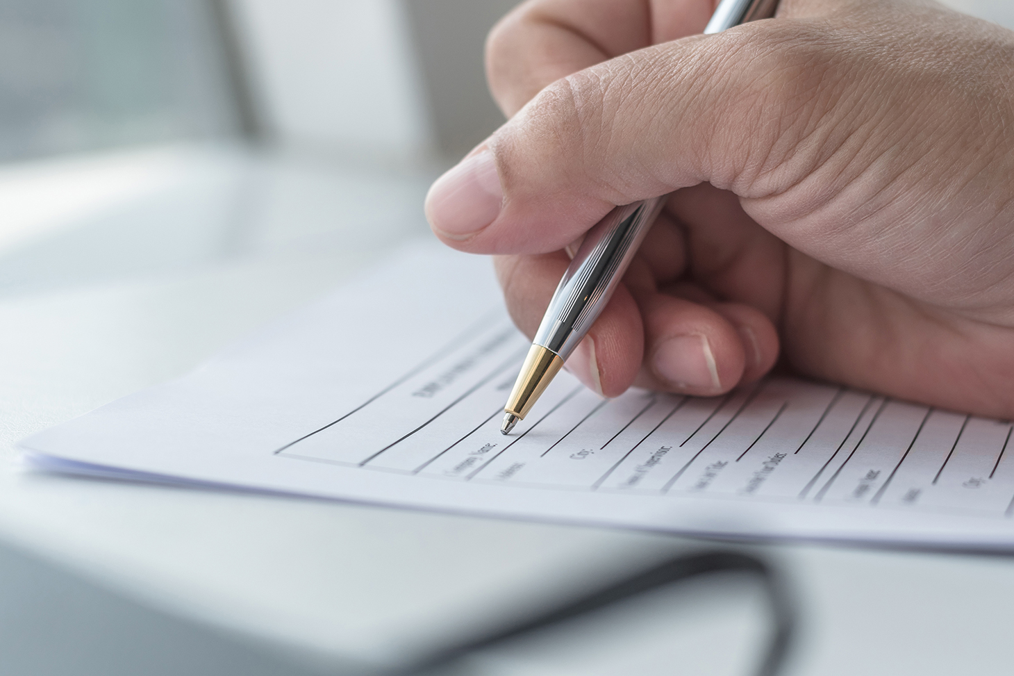 Un étudiant complète un formulaire