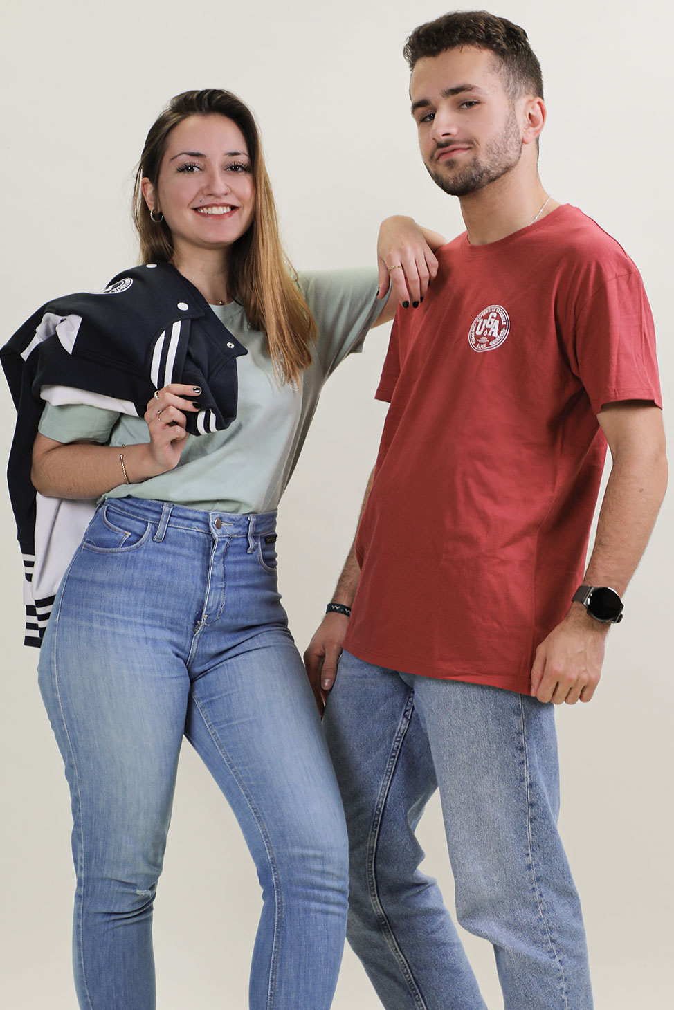 Deux étudiants présentant les produits de l'UGA Shop
