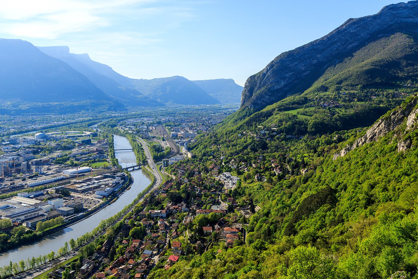 Vue de la presqu'île scientifique et du synchrotron de Grenoble © Pierre Jayet