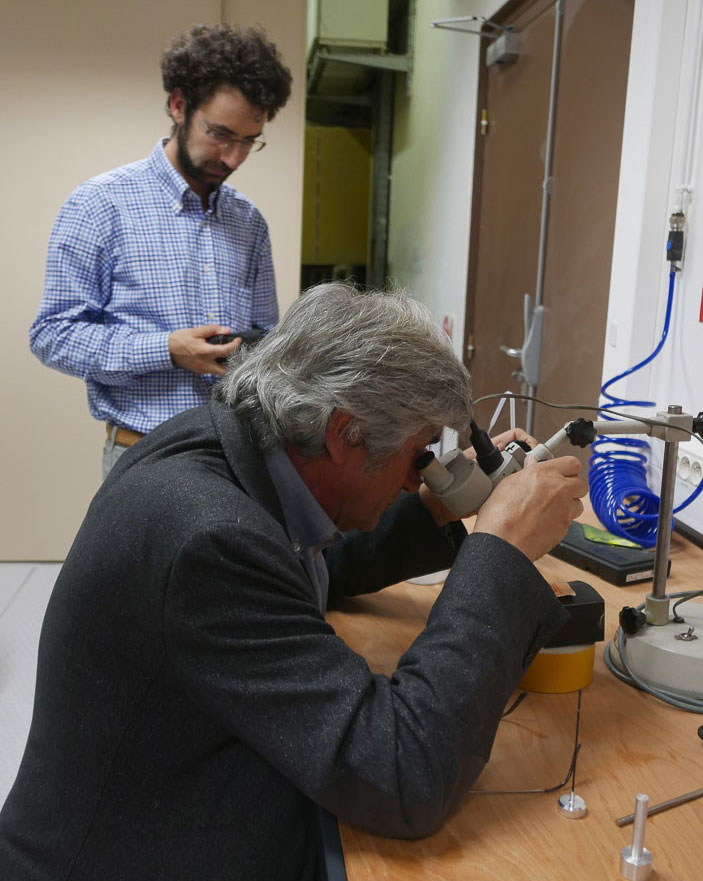 Giuseppe Penone et Eddy Andò : Sélection au microscope optique de grains de sable avant imagerie 3D à haute résolution par rayons X puis sculpture au laser de puissance Giuseppe Penone et Eddy Andò : Sélection au microscope optique de grains de sable avant imagerie 3D à haute résolution par rayons X puis sculpture au laser de puissance