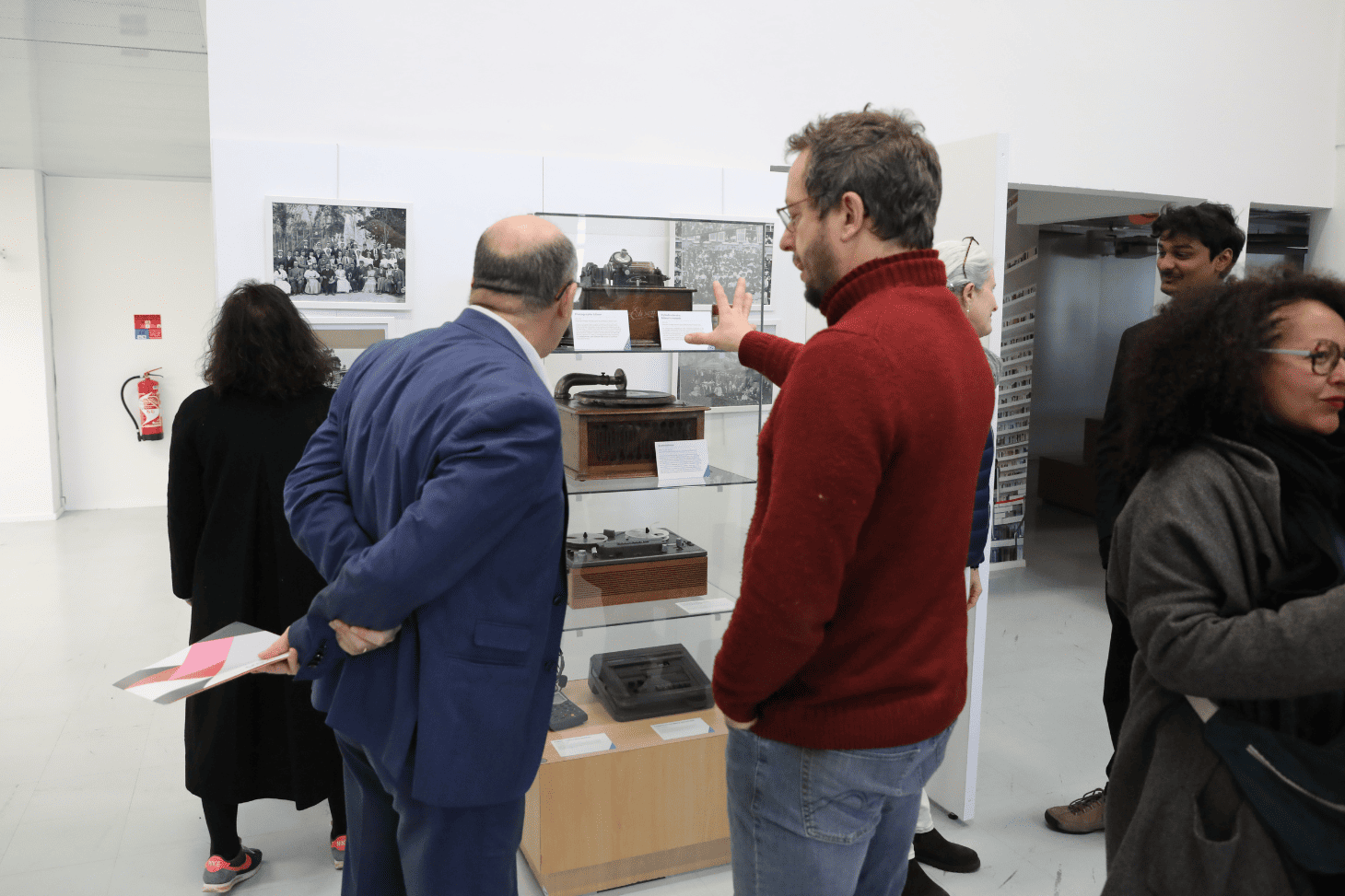 Pr. Yassine Lakhnech devant l'exposition