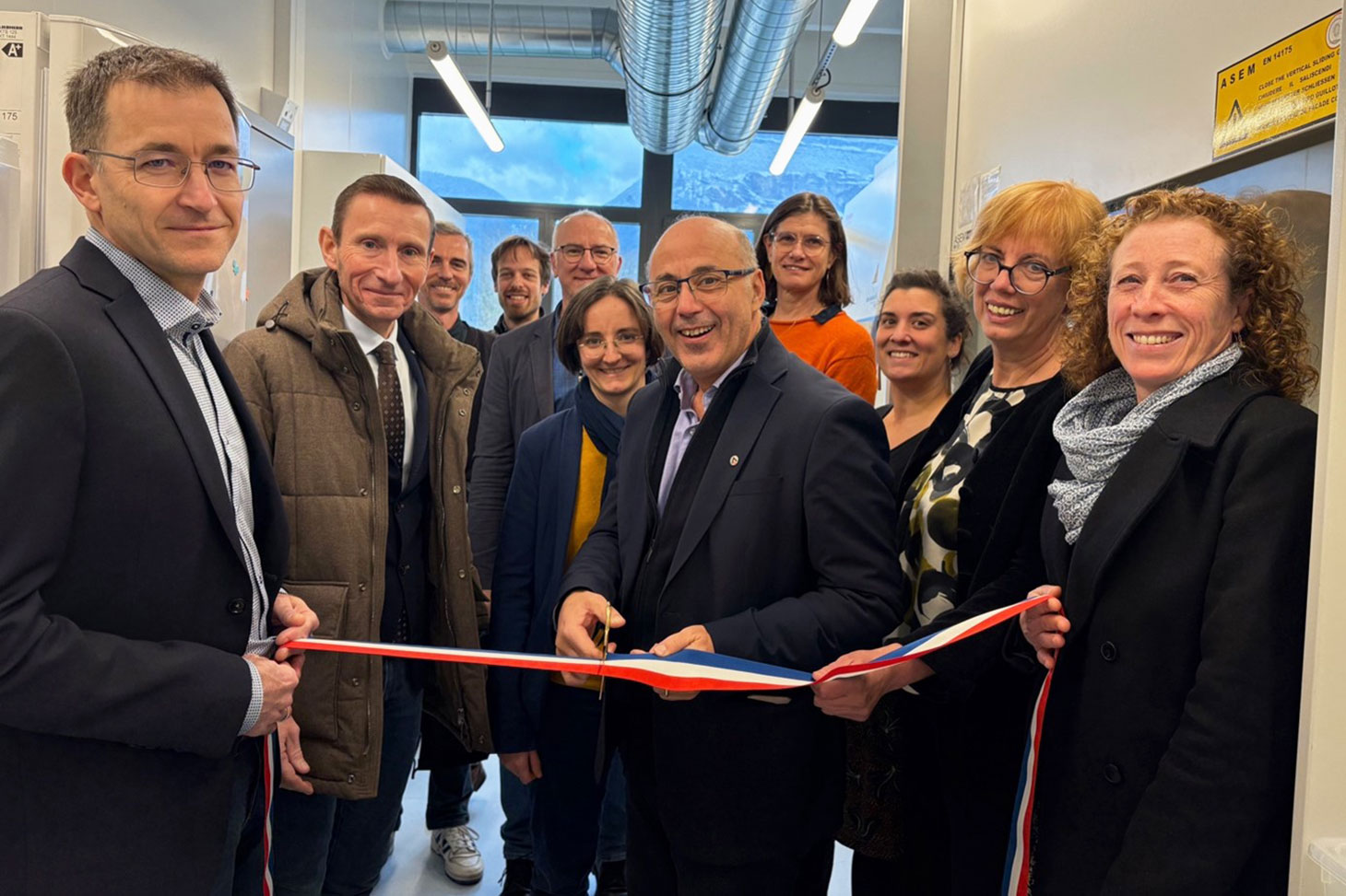 Le traditionnel « coupé de ruban » lors de l’inauguration du laboratoire L2/Confinement le 27 novembre 2025, à l’IGE. De gauche à droite : Emmanuel Cosme, Christophe Muller, Arnaud Foulquier, Bastien Wild, Jean Martins, Sophie Darfeuil, Yassine Lakhnech, 