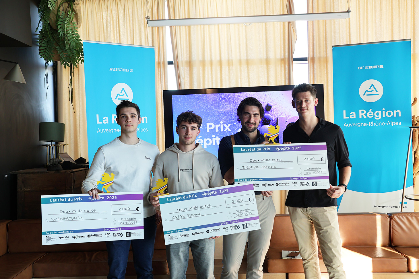 De gauche à droite, 4 lauréats présents (sur 5) lors de la cérémonie : Matthieu Deshayes, Florian Lopez-Rios, Gabriel Fontaine, Yann Sellier - Crédits photos : Liza Bonin - Pépite oZer