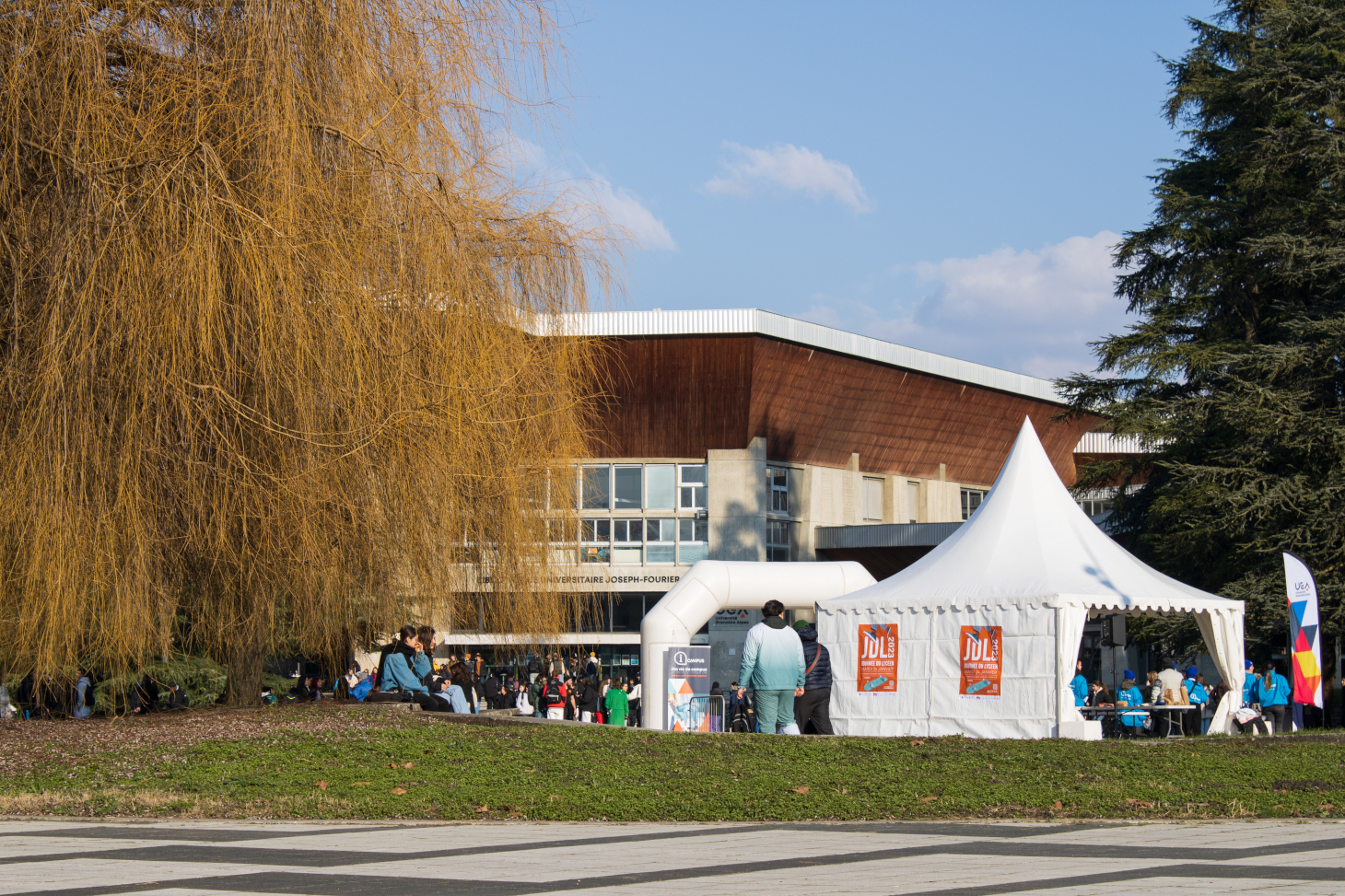 Village d'accueil lors de la Journée du lycéen 2023 sur le campus UGA