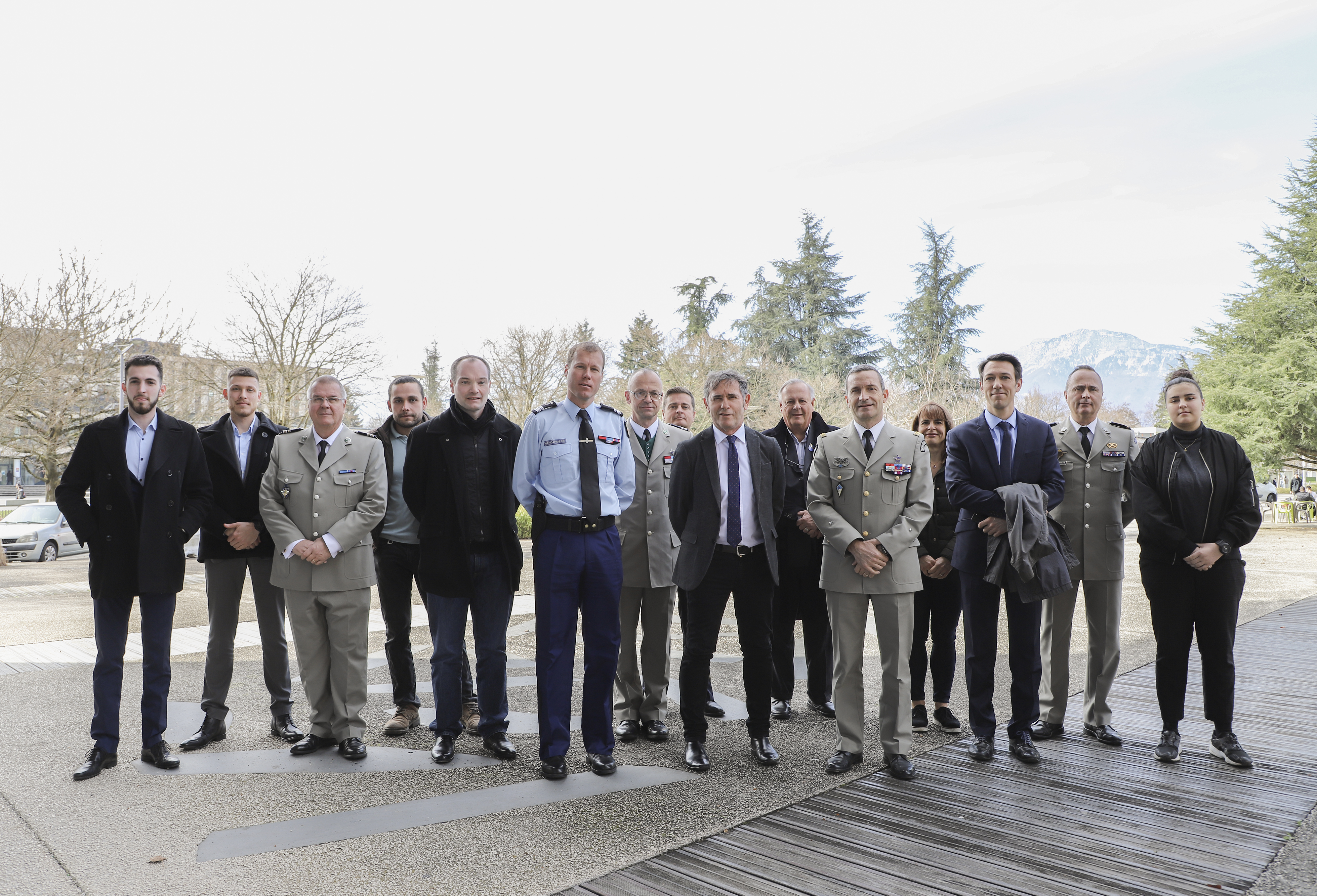 L'Université Grenoble Alpes a signé mardi 12 mars dernier sur le campus de Saint Martin d'Hères deux conventions avec l'armée pour permettre une meilleure reconnaissance académique des étudiants et des personnels engagés dans la Réserve militaire ou dans la Garde nationale et pour renforcer ses liens avec la 27e Brigade d'infanterie de montagne. L'Université Grenoble Alpes a signé mardi 12 mars dernier sur le campus de Saint Martin d'Hères deux conventions avec l'armée pour permettre une meilleure reconnaissance académique des étudiants et des personnels engagés dans la Réserve militaire ou dans la Garde nationale et pour renforcer ses liens avec la 27e Brigade d'infanterie de montagne.