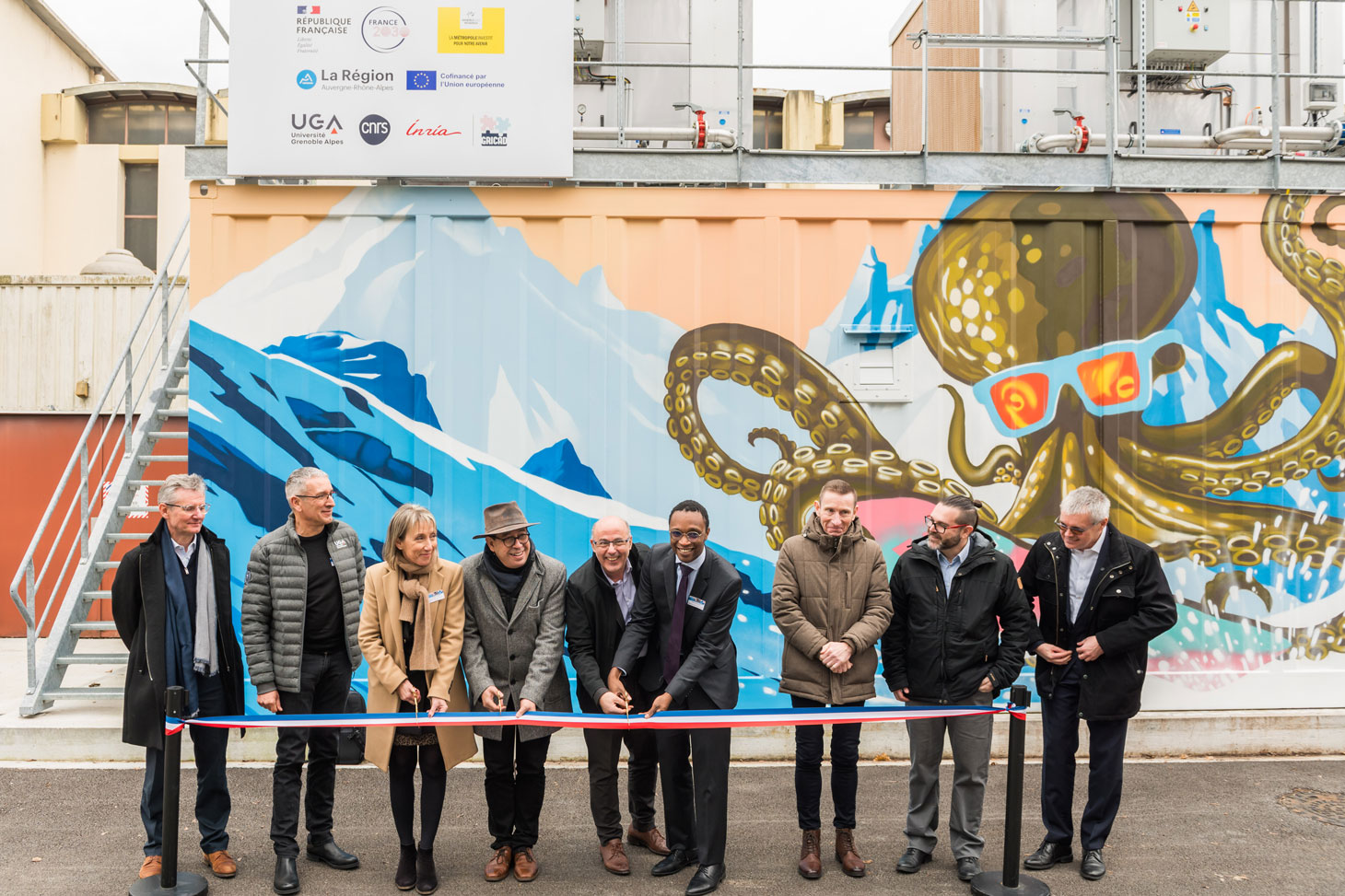 Inauguration du cluster de calcul CINAURA-Kraken par les partenaires de recherche et les financeurs institutionnels de ce nouveau supercalculateur (voir légende ci-dessous)