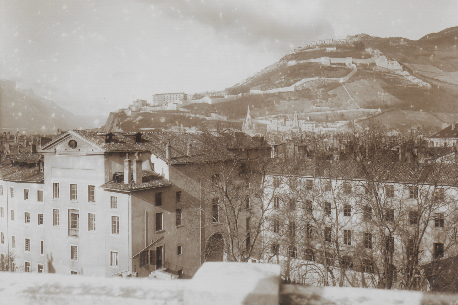 L'Institut d’électricité industrielle, vu depuis l’observatoire astronomique du palais de l’université (Bibl. univ. Grenoble, Aa48, Université de Grenoble, 1900)