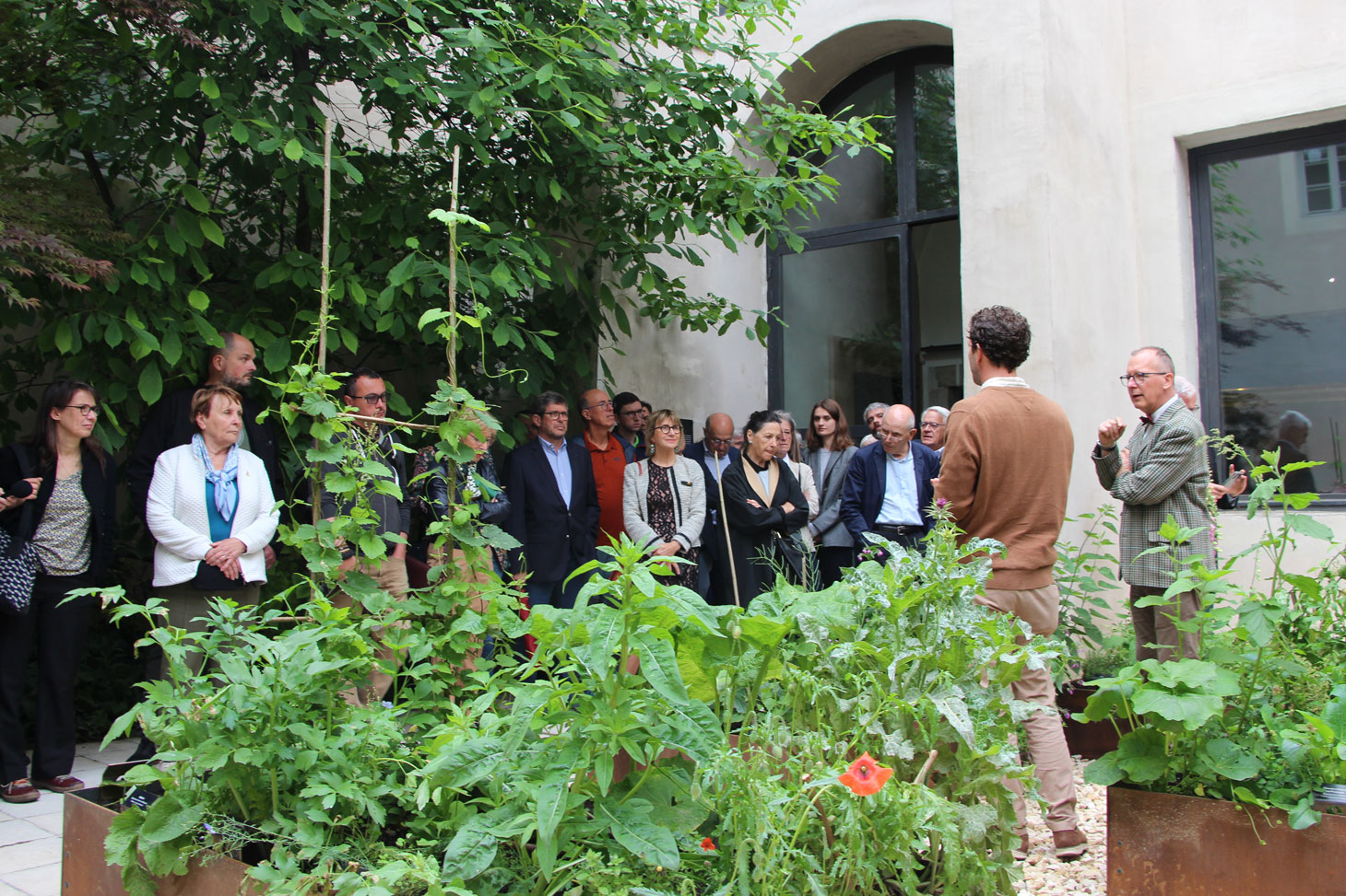 Visite du jardin lors de son inauguration le 24 mai 2023 en présence de Philippe Vérigon (de dos) et Serge Krivobok (à droite)