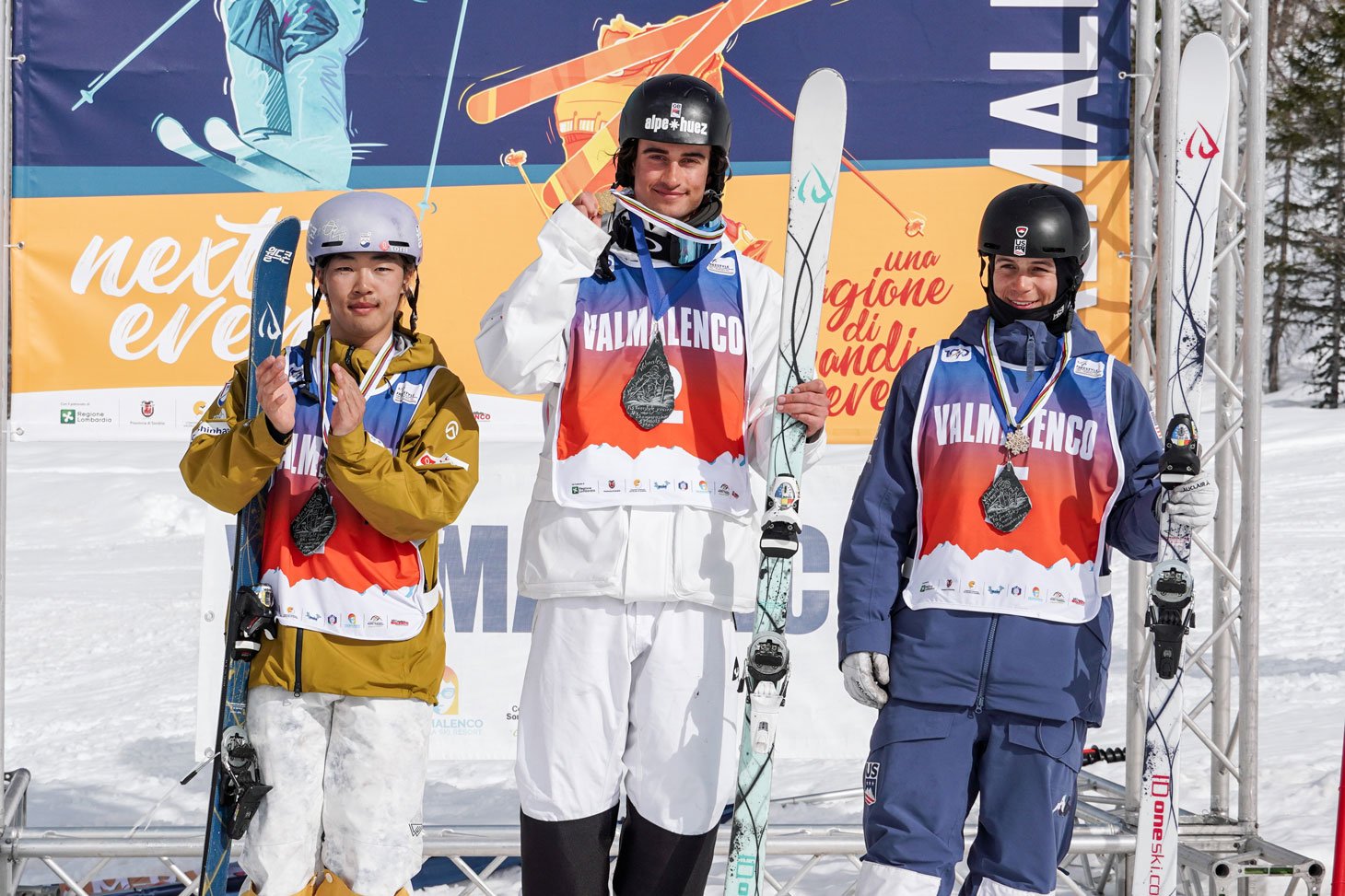 Matéo Jeannesson sur la plus haute marche du podium lors des championnats du monde juniors 2024 de ski de bosses © GB Snowsport