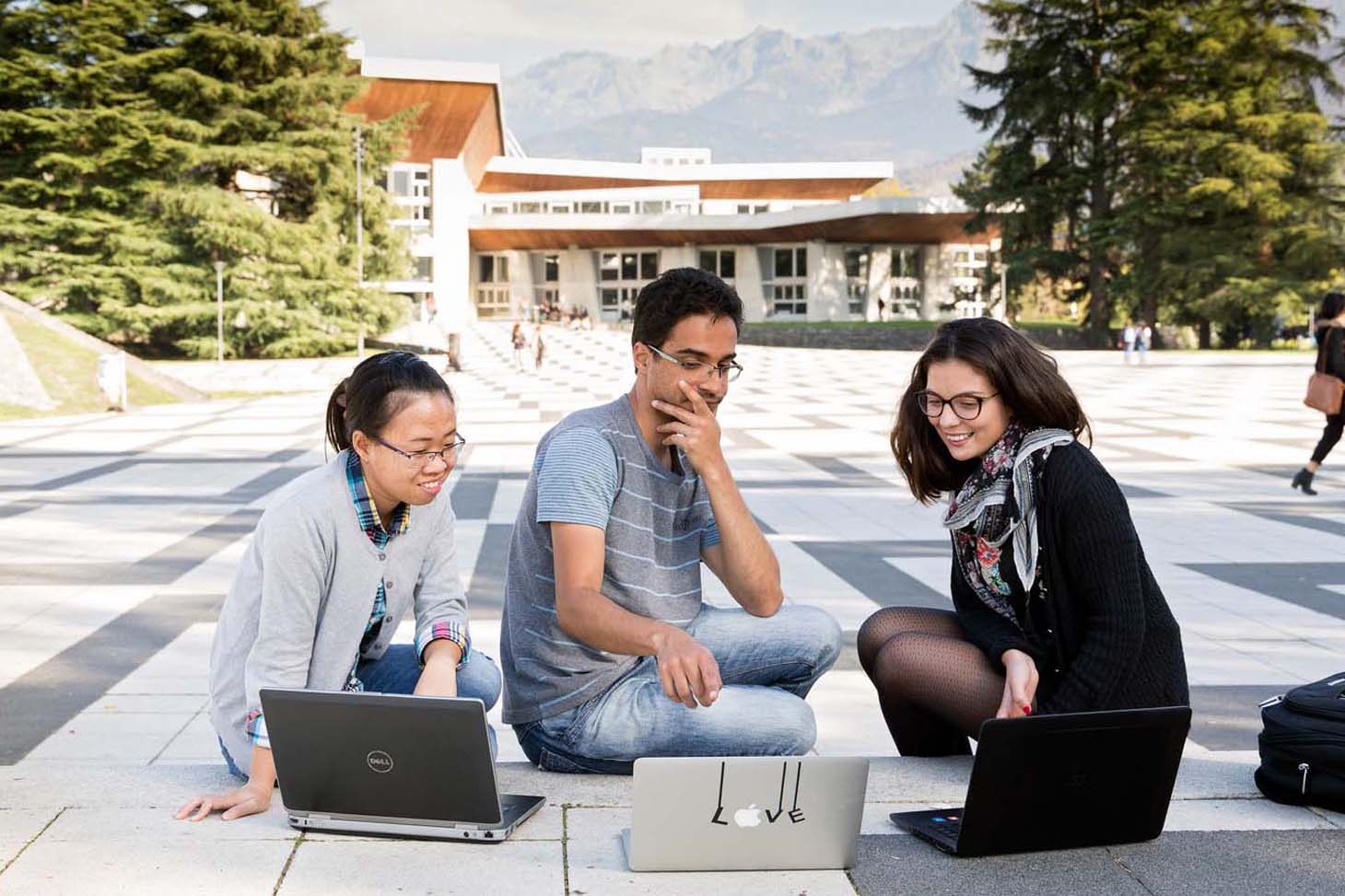 Des étudiants sur le campus de Saint-Martin-d'Hères