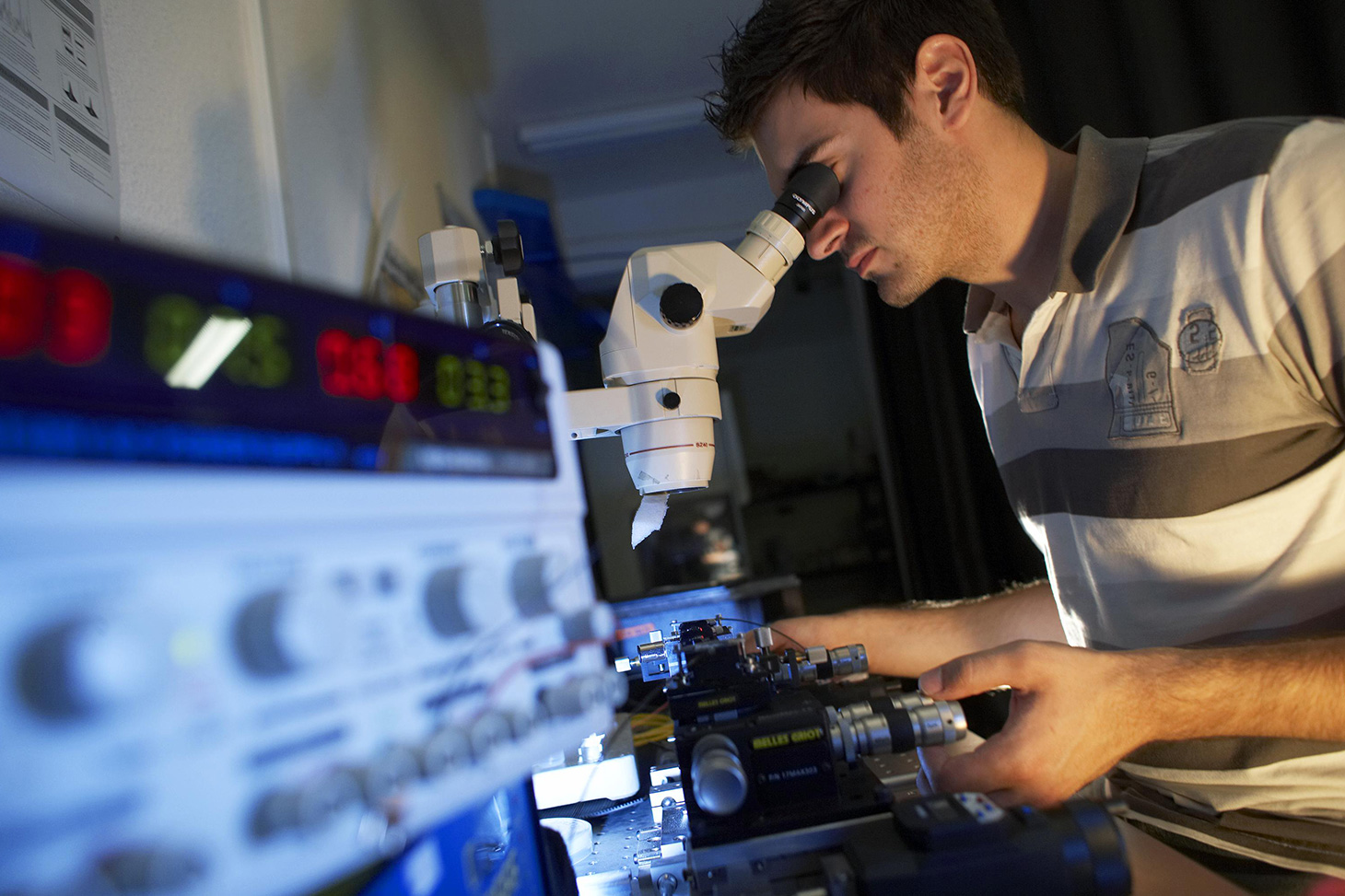 Un jeune chercheur dans un laboratoire