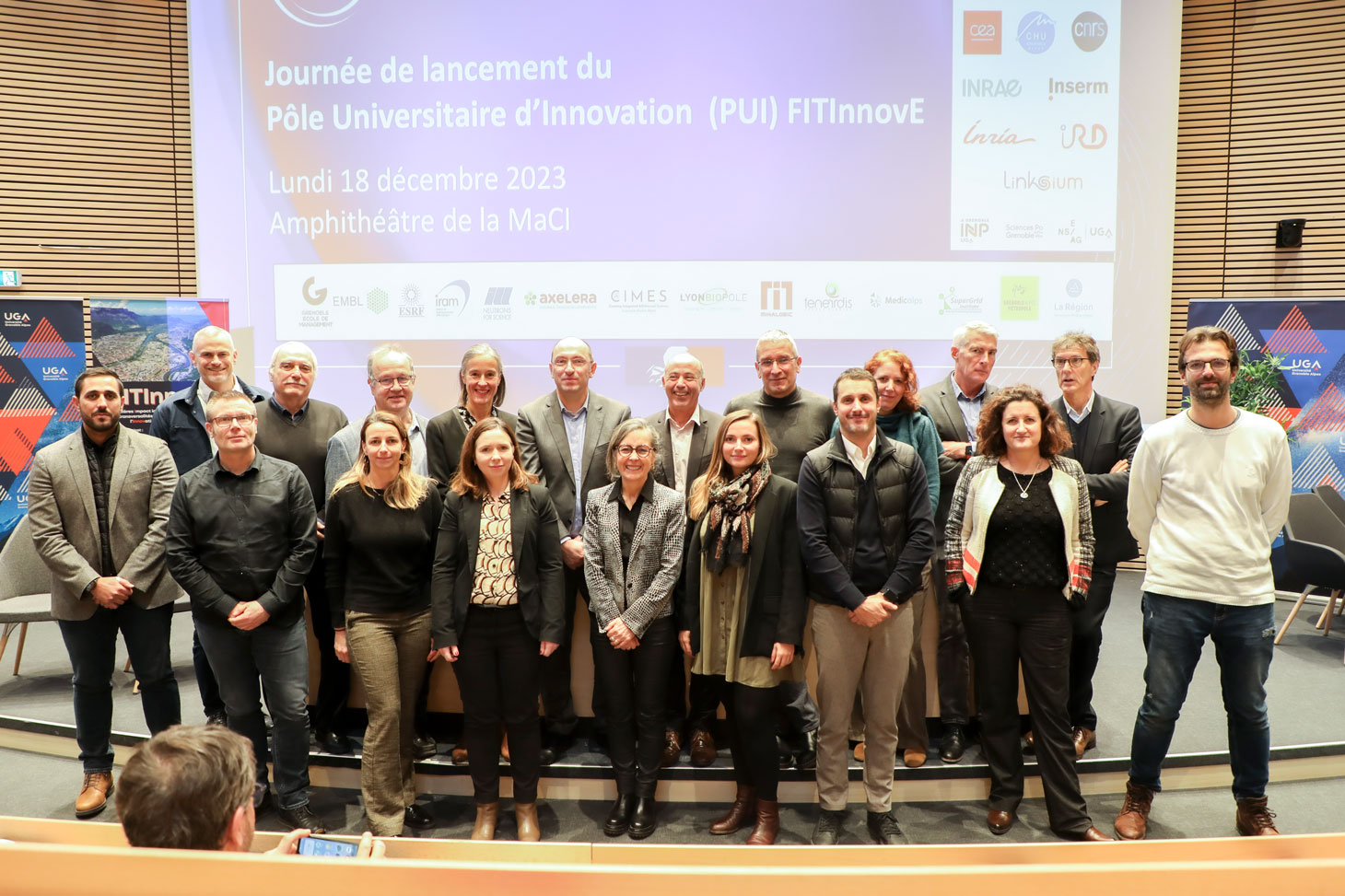 Les représentants des 9 membres fondateurs et des 15 partenaires du PUI FITInnovE lors de son lancement