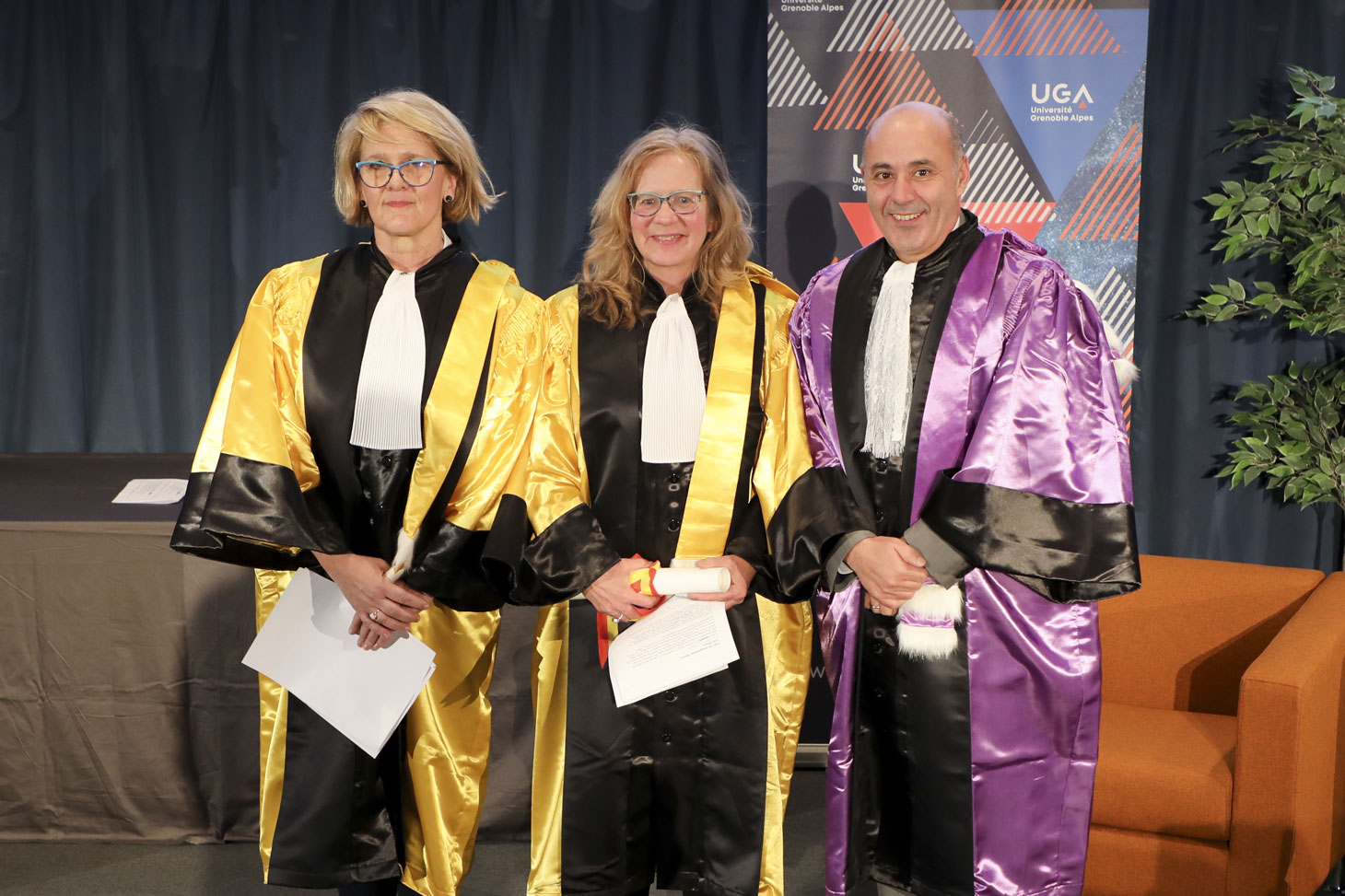 Lisa Moore entourée de sa marraine, Gretchen Schiller et du président de l’UGA Lisa Moore entourée de sa marraine, Gretchen Schiller et du président de l’UGA