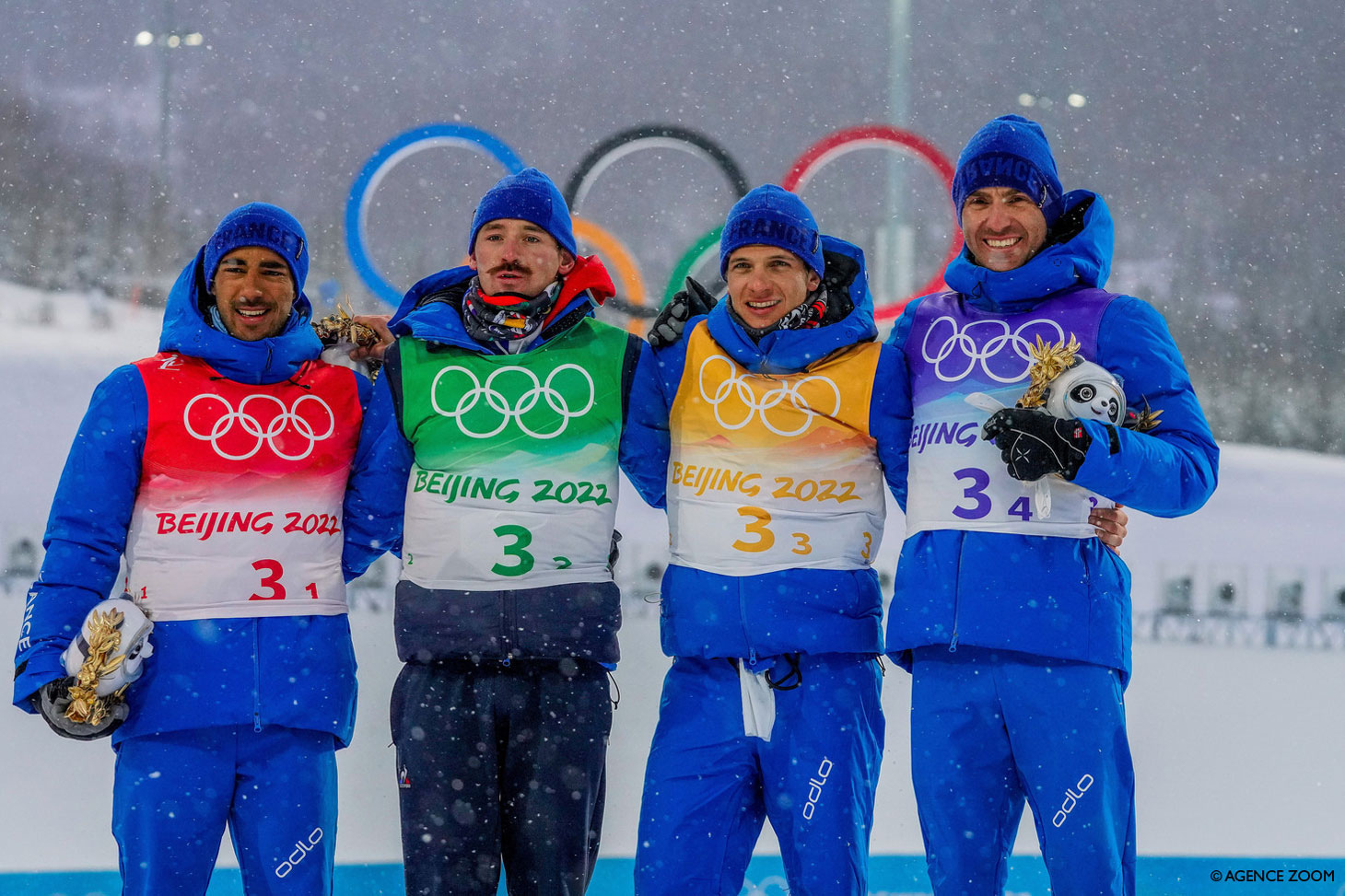 Maurice Manificat (4e à droite) et ses coéquipiers décrochent le bronze dans l’épreuve du relais 4x10 km de ski de fond © Michel Cottin - Agence Zoom