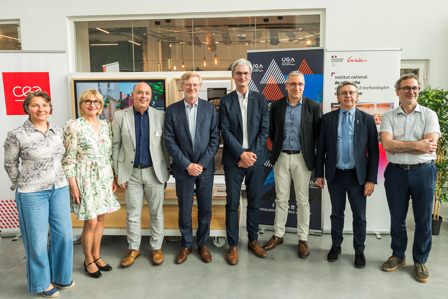 L. Anghel, vp recherche Grenoble INP – UGA, J.Hours, conseillère départementale du canton de Meylan, Y. Lakhnech, président de l’UGA, B. Feigner, directeur du CEA Grenoble, T. Dauxois, directeur de l'Institut de physique du CNRS, F. Desprez, directeur du centre de recherche Inria de l’UGA, C. Ferrari, président de Grenoble Alpes Métropole, X. Waintal directeur de la Maison du Quantique Alpes