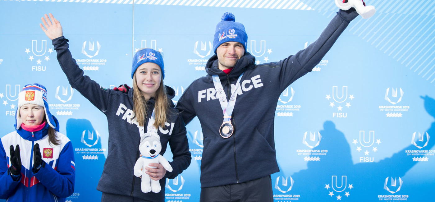 La médaille de bronze de Marine Challamel et de Félix Cottet-Funiel dans l’épreuve du relais mixte de biathlon en 2019 à Krasnoyarsk © FFSU