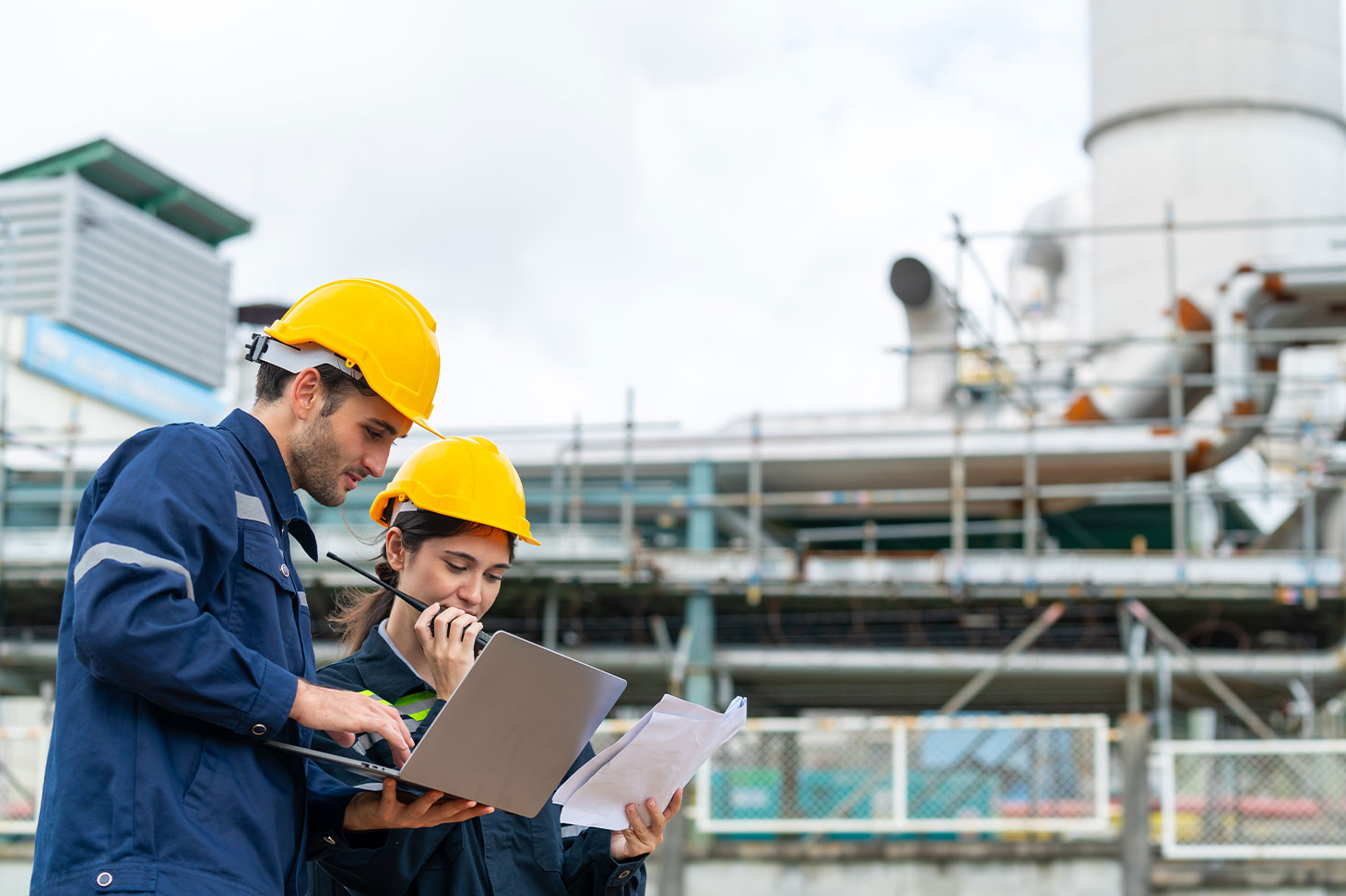 Deux techniciens de maintenance devant une installation extérieure